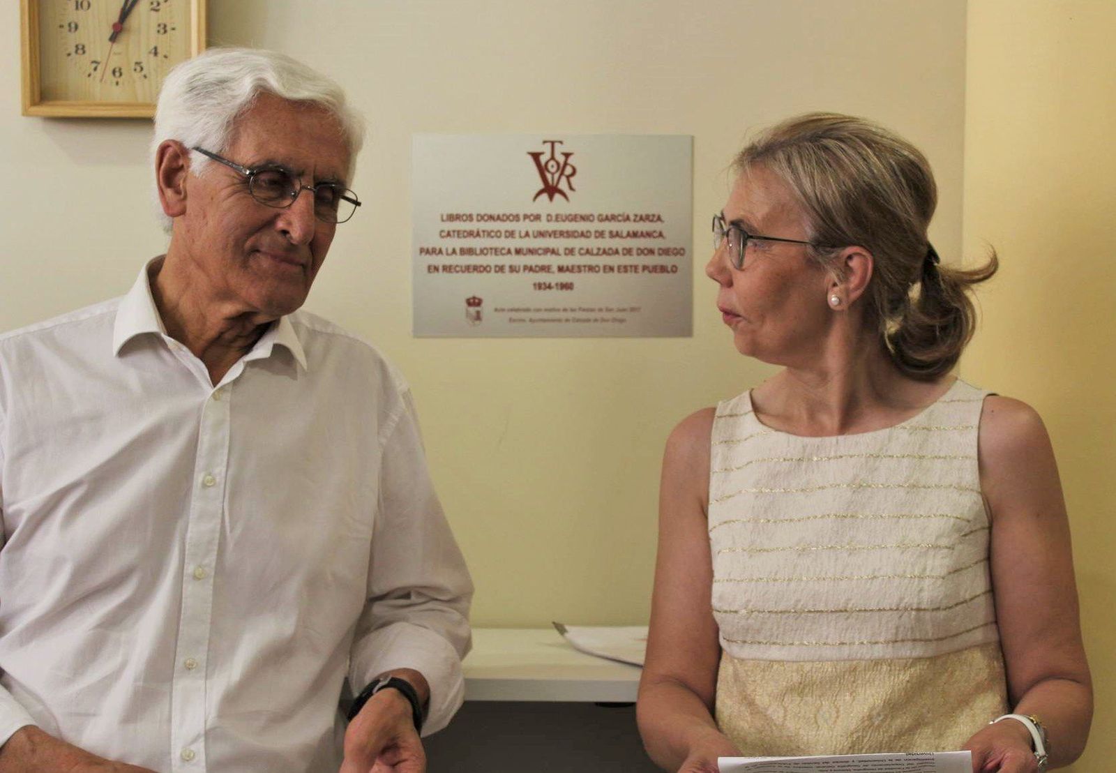 El hijo del maestro, emocionado, devuelve el cariño a Calzada de Don Diego