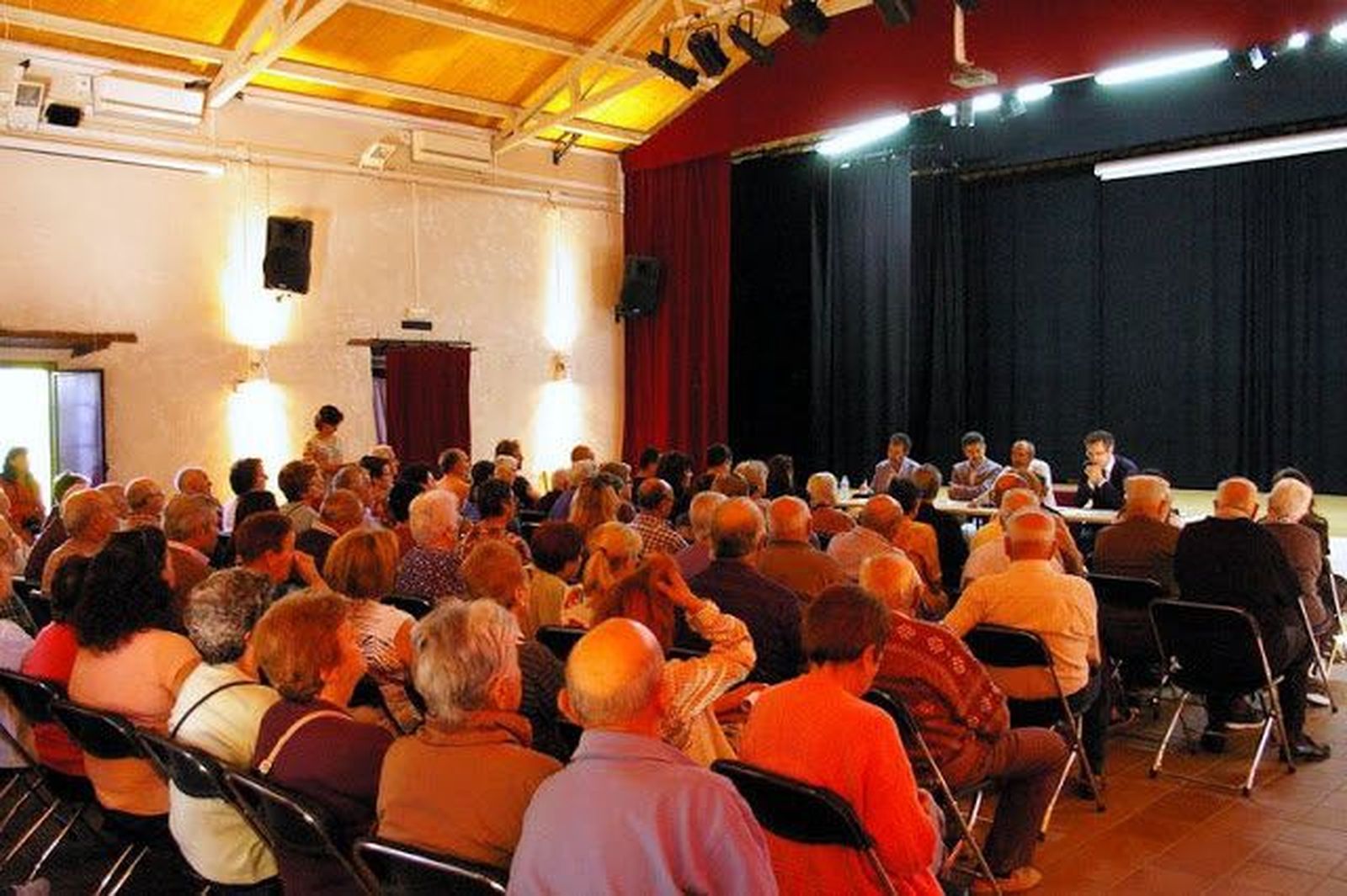 El Gerente de Atención Primaria se reúne con los alcaldes y vecinos de Monleras, Manzano y Sardón