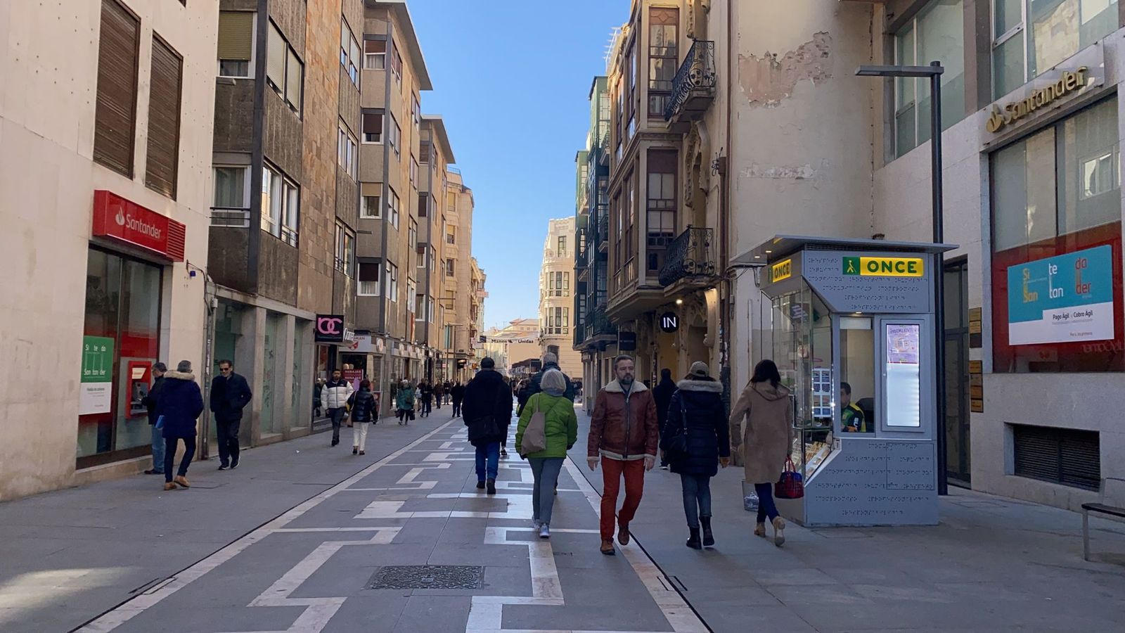 Personas paseando porla calle Santa Clara