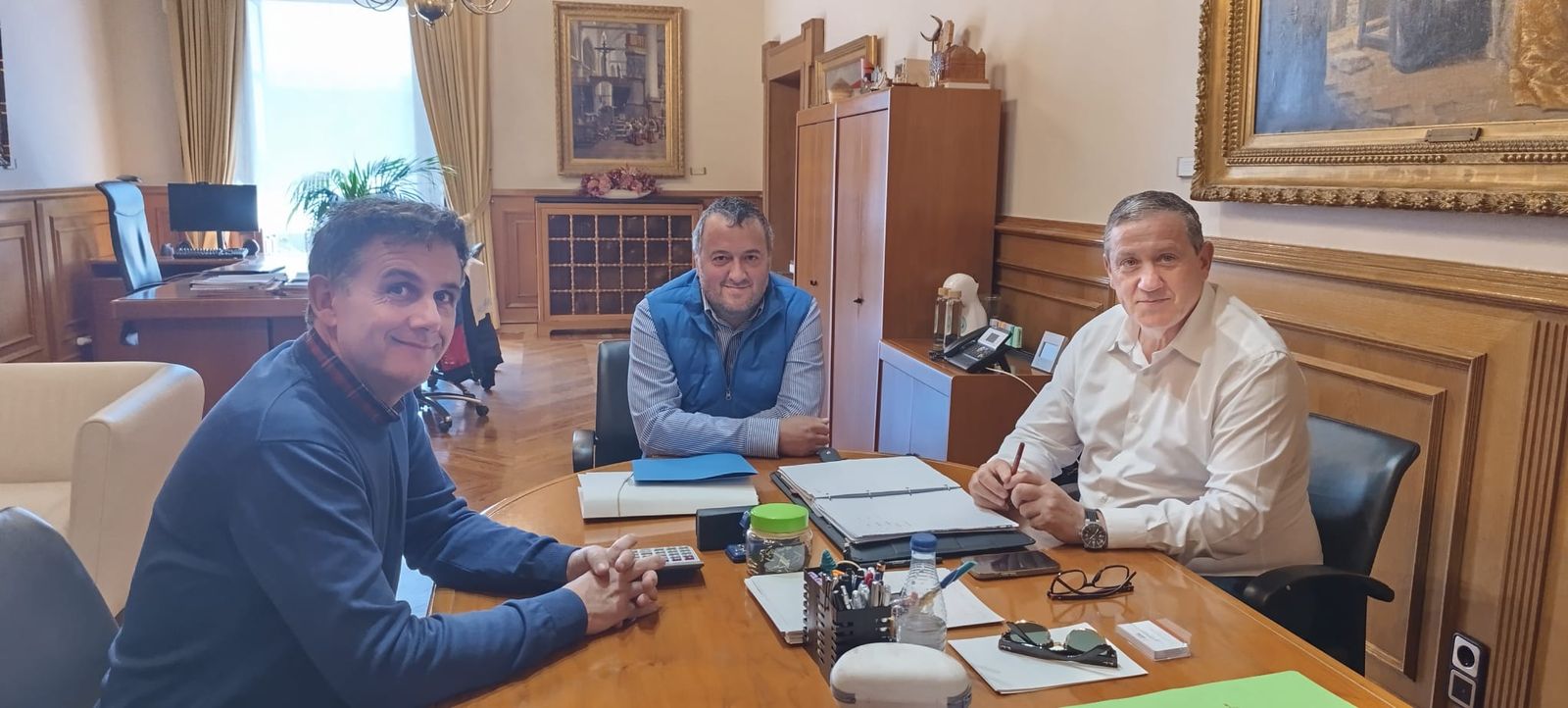 El presidente de la Diputación, Javier Faúndez, el alcalde de Cobreros, Luis Miguel López, y el diputado provincial, Ramiro Silva