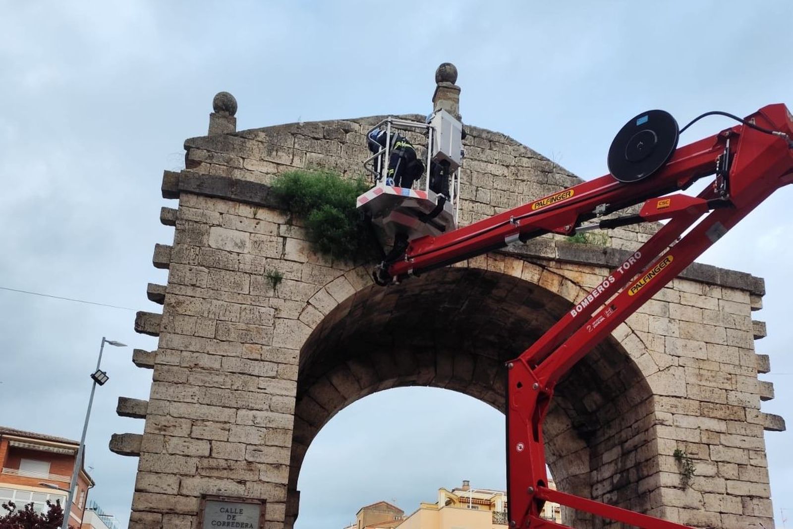 El arco de Corredera de Toro renueva su aspecto