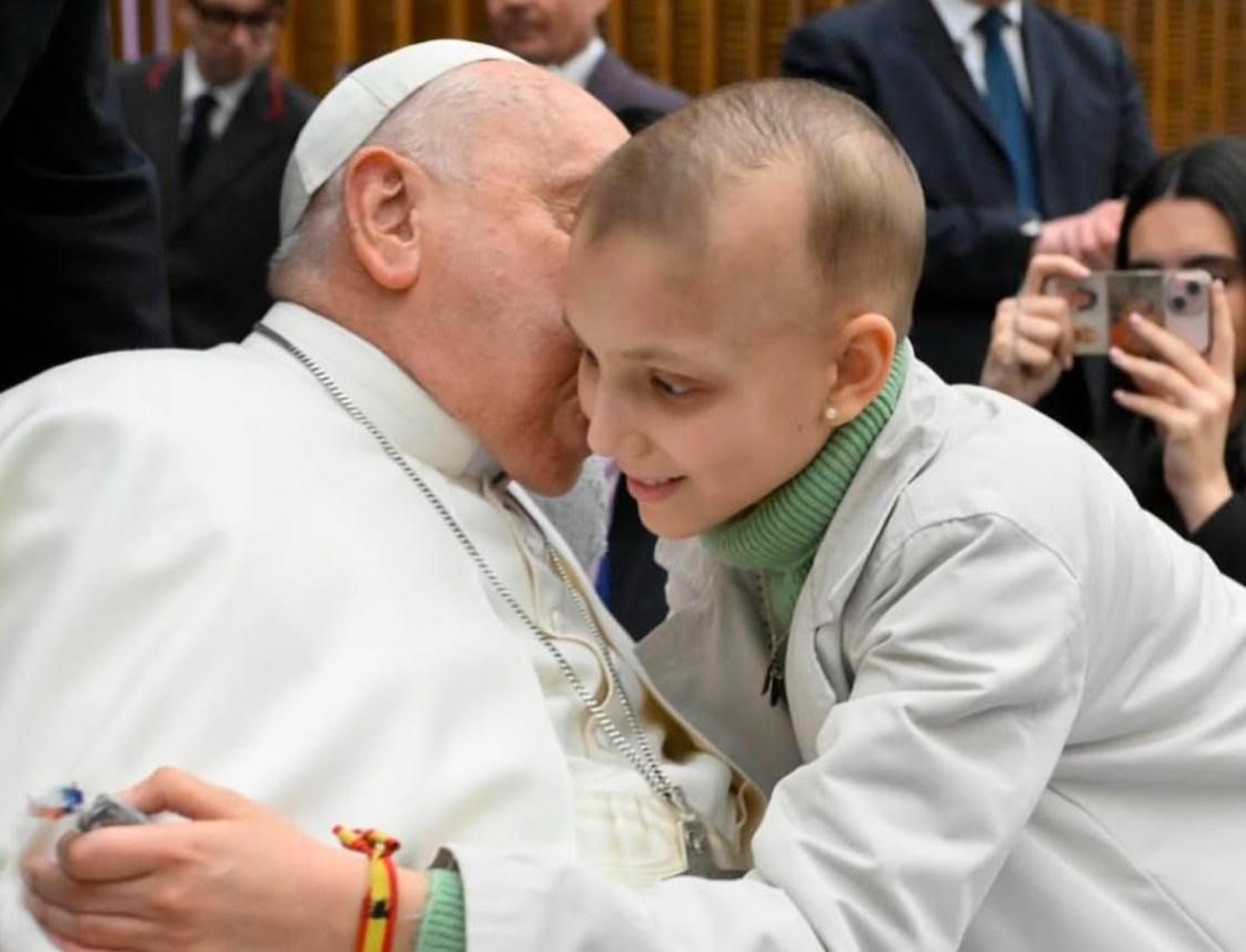 María "La Princesa Futbolera" en un abrazo con el Papa