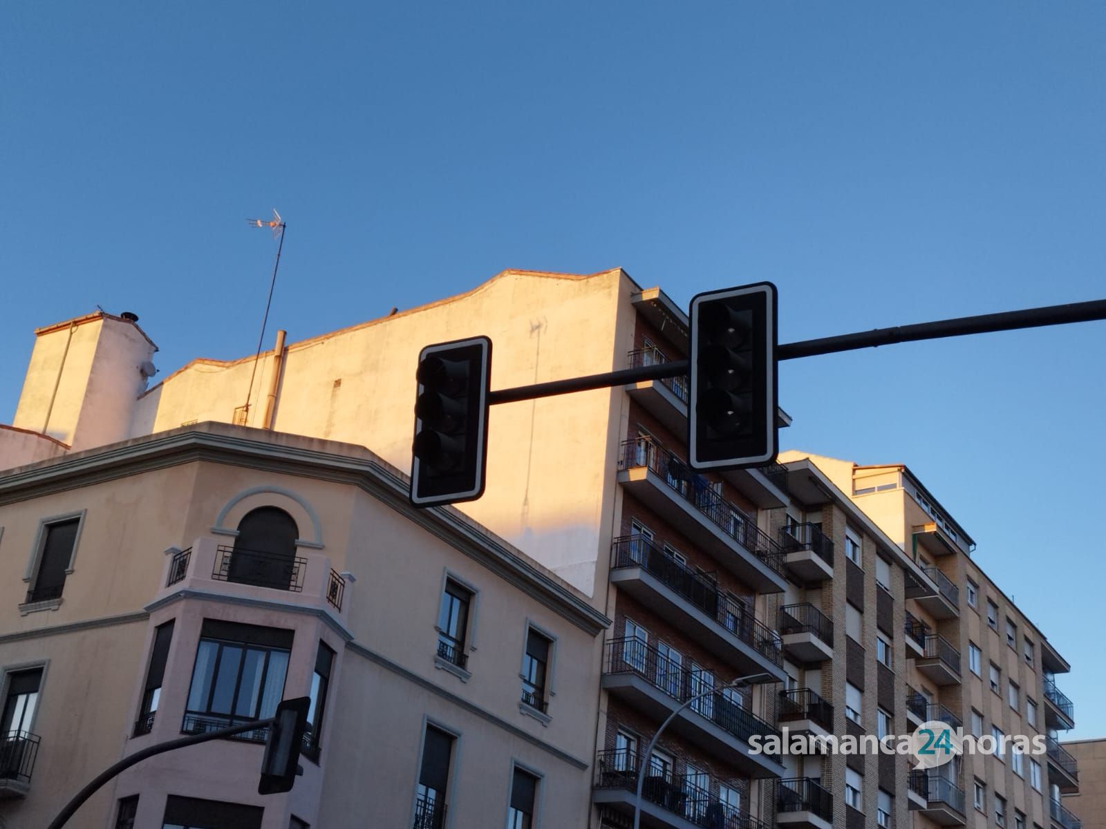 Semáforo sin funcionar.