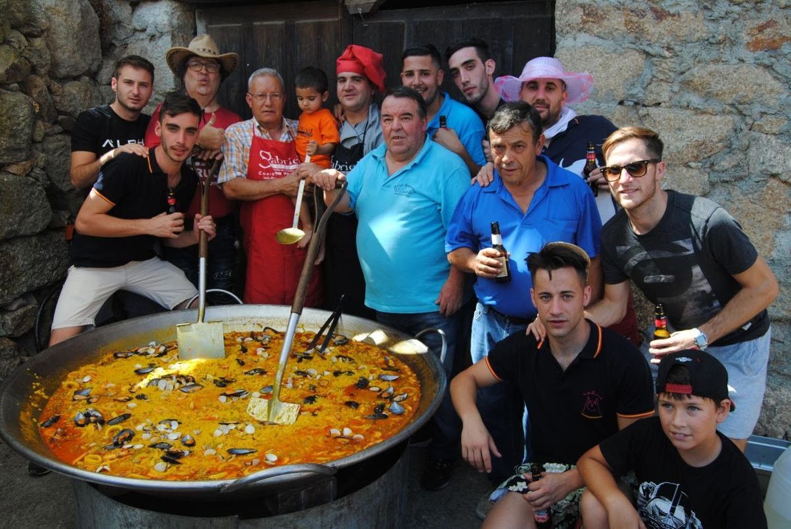 Paella para hacer acopio de fuerzas antes del chupinazo y la noche de las velas en Miranda del Castañar