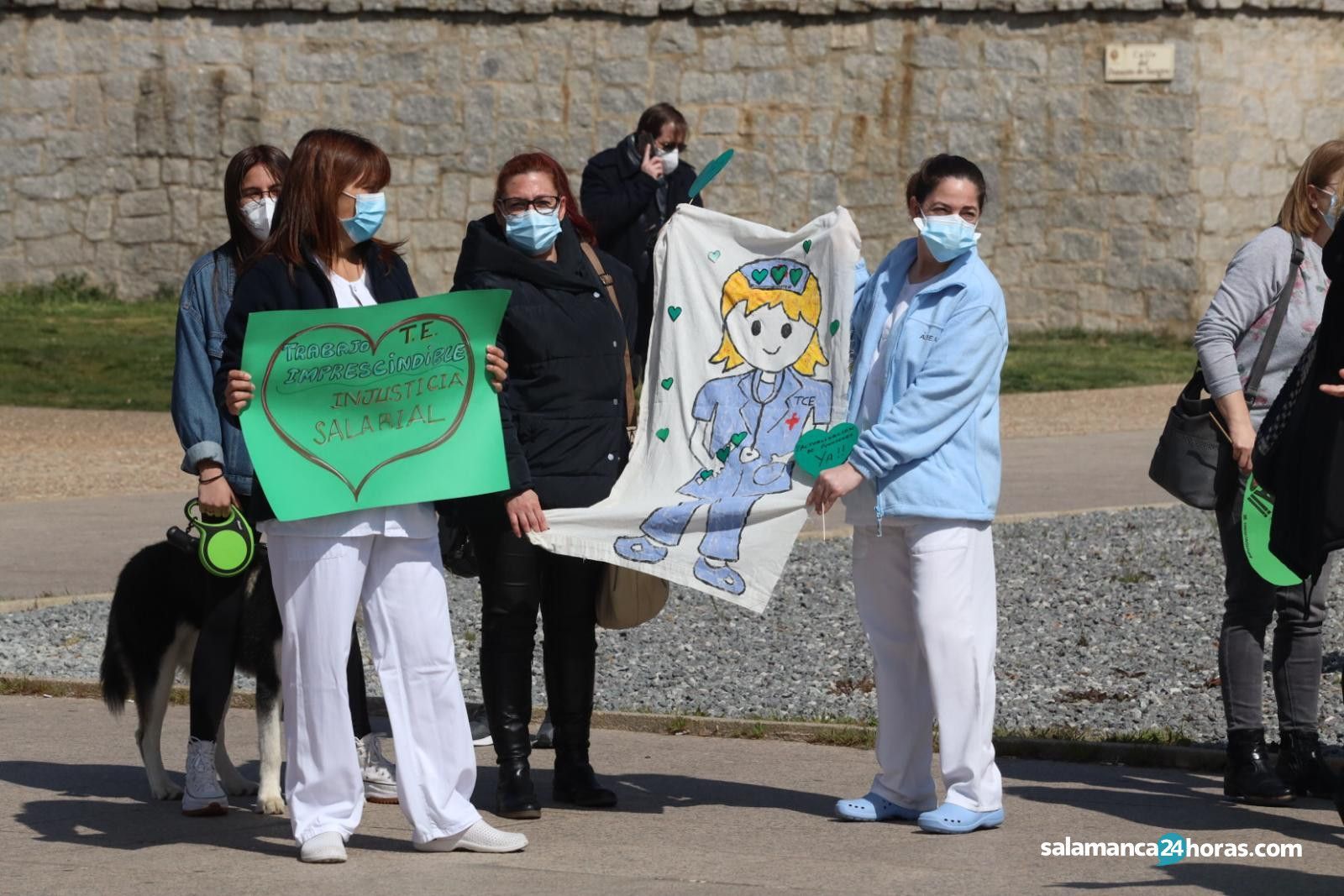 Concentración de TCAES frente al Hospital de Salamanca. Fotografía de archivo
