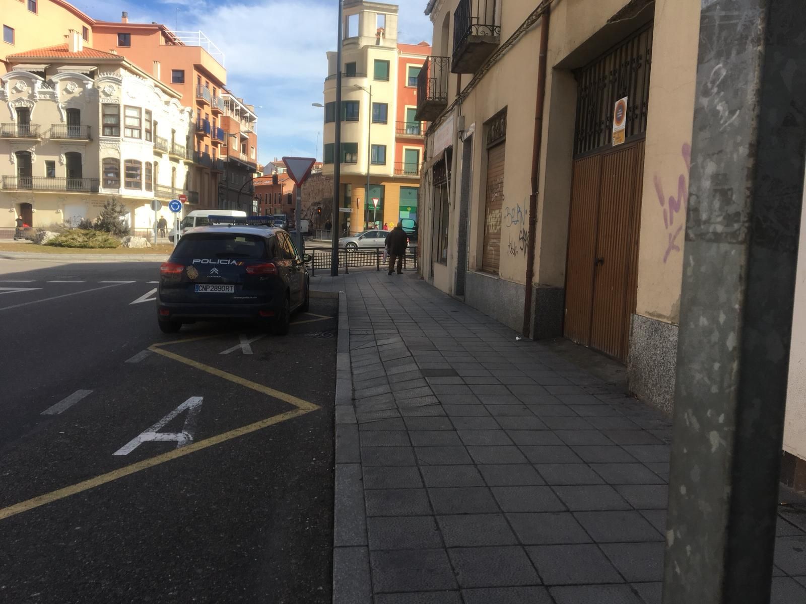 Una patrulla de la Policía Nacional en Puerta de la Feria. Archivo
