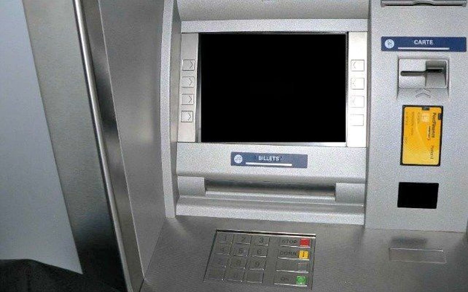 Detenido un hombre que robaba en los cajeros mediante el 'timo de la siembra'