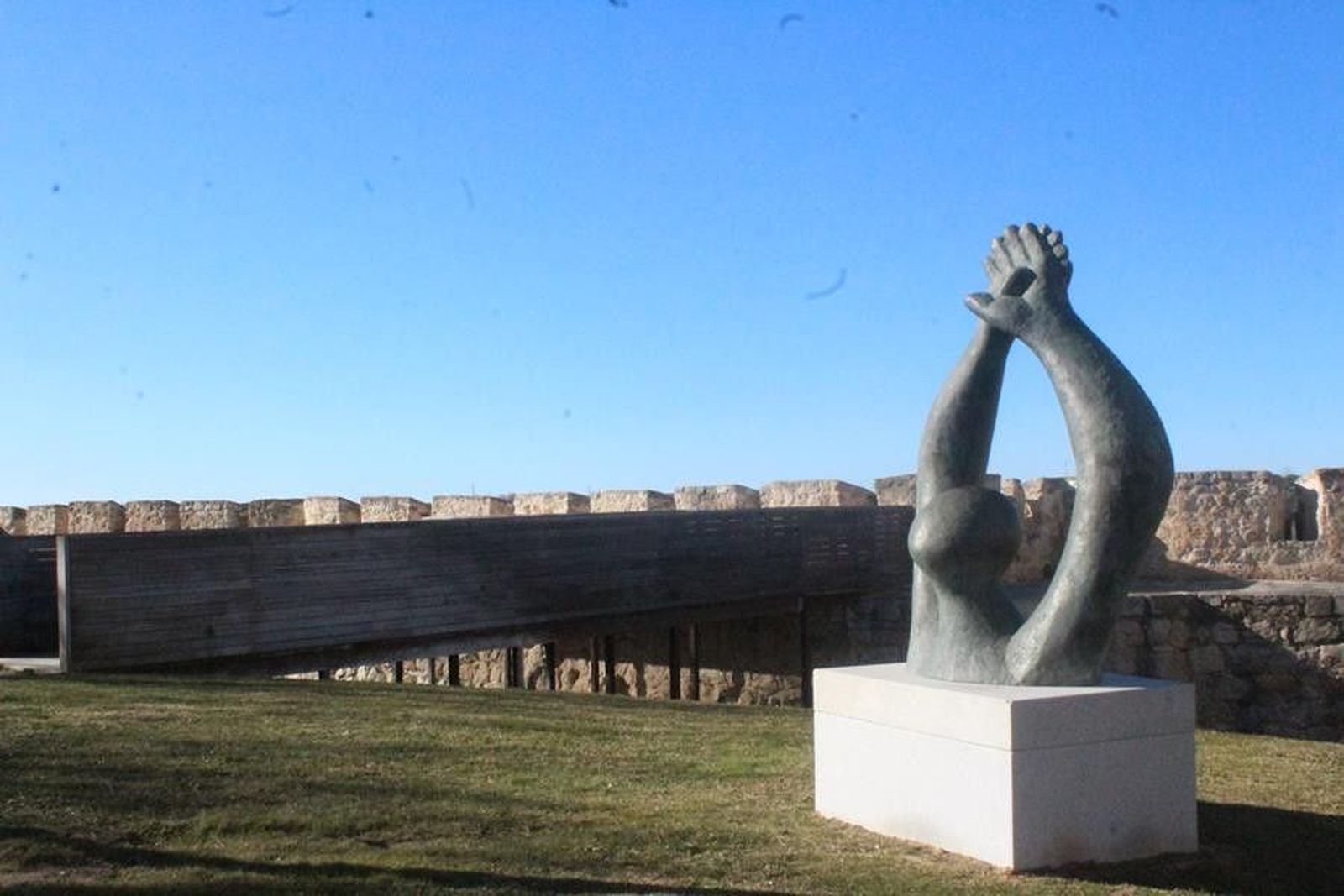 Escultura de Baltasar Lobo en las inmediaciones del Castillo de Zamora