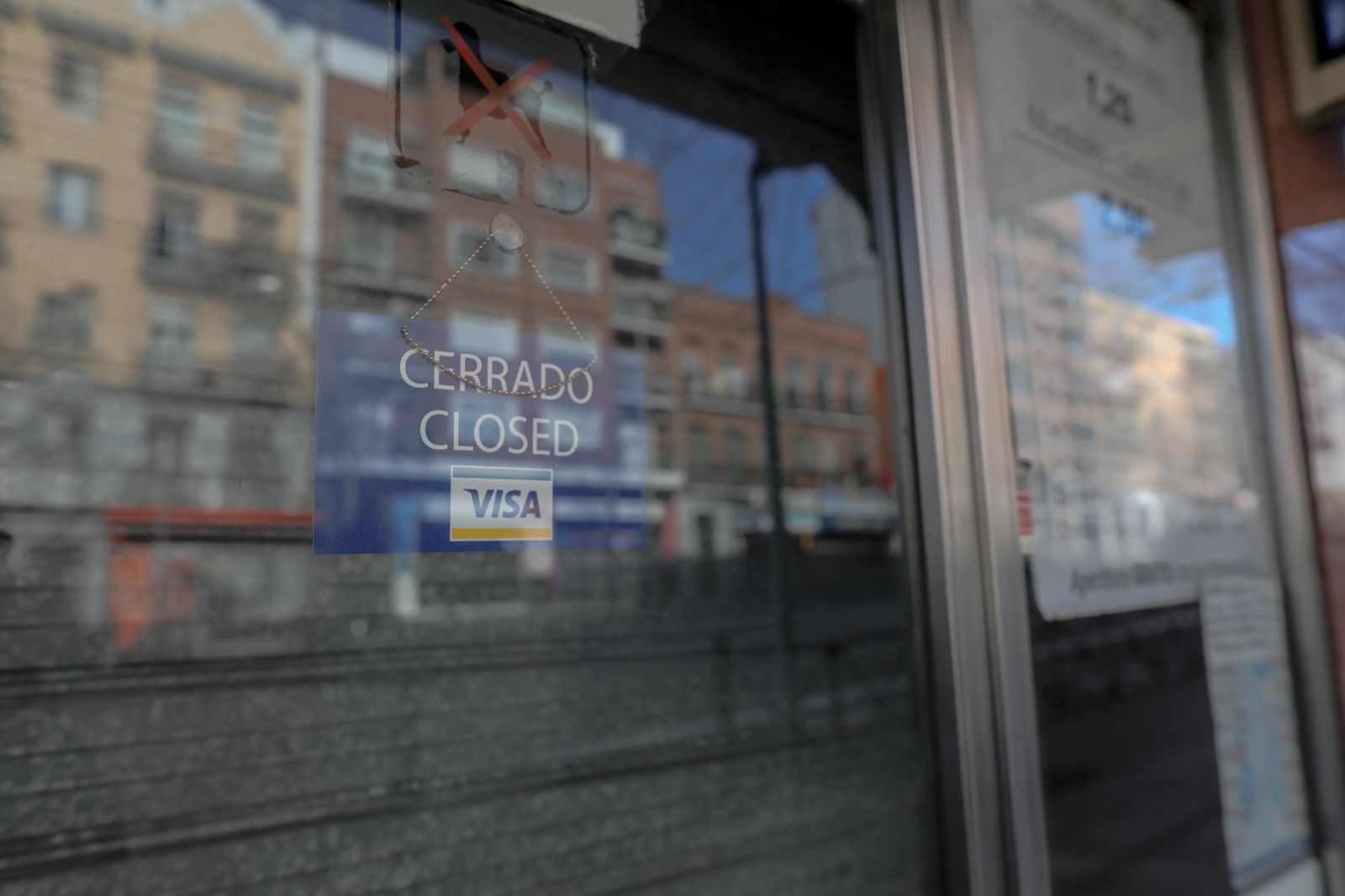Un negocio con el cartel de cerrado | Foto archivo