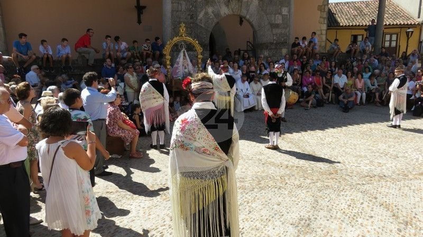 La misa y el ofertorio a la Virgen de la Cuesta desatan la devoción en la villa