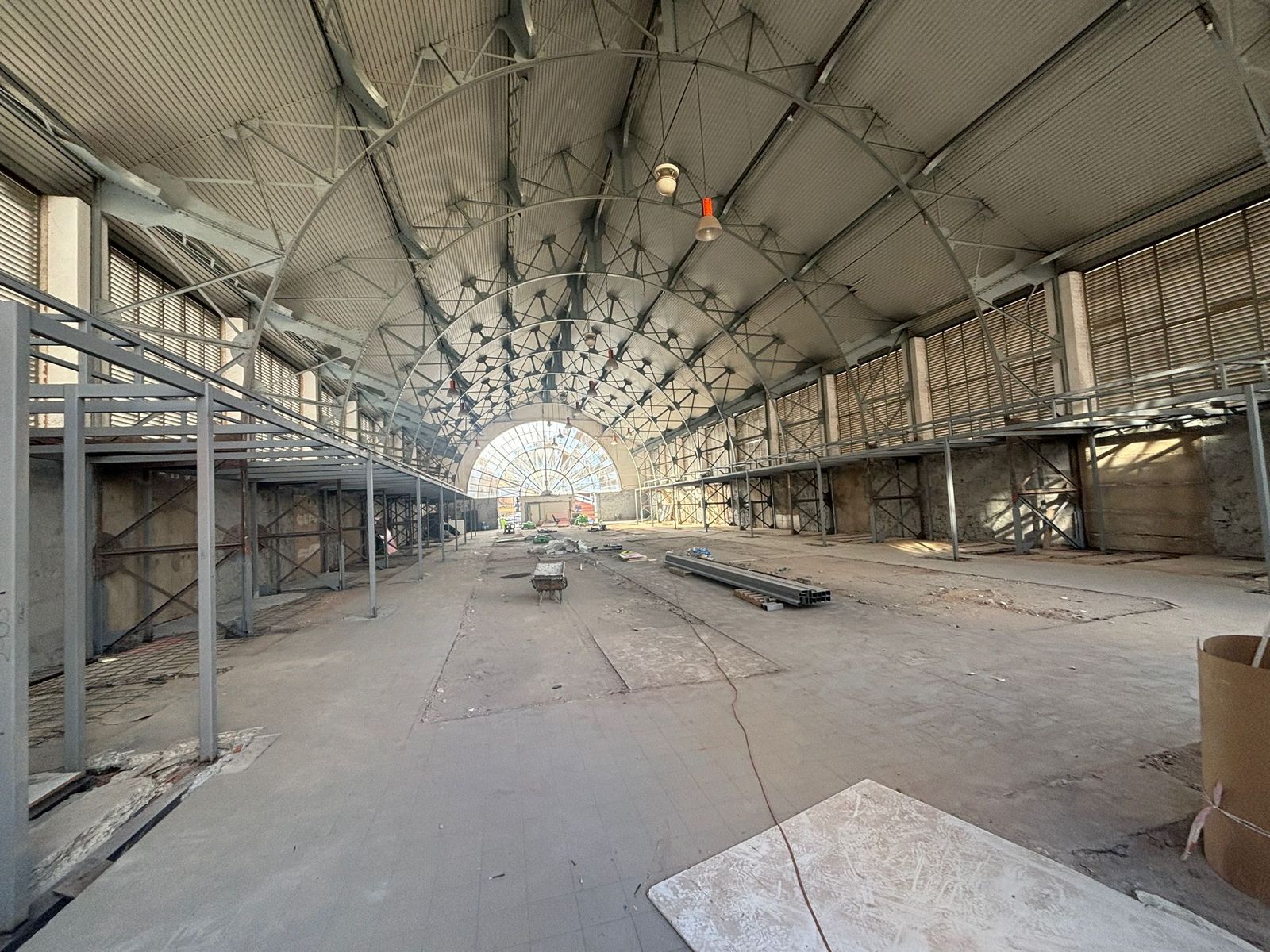 Obras del Mercado de Abastos, con las estructuras metálicas para los futuros puestos