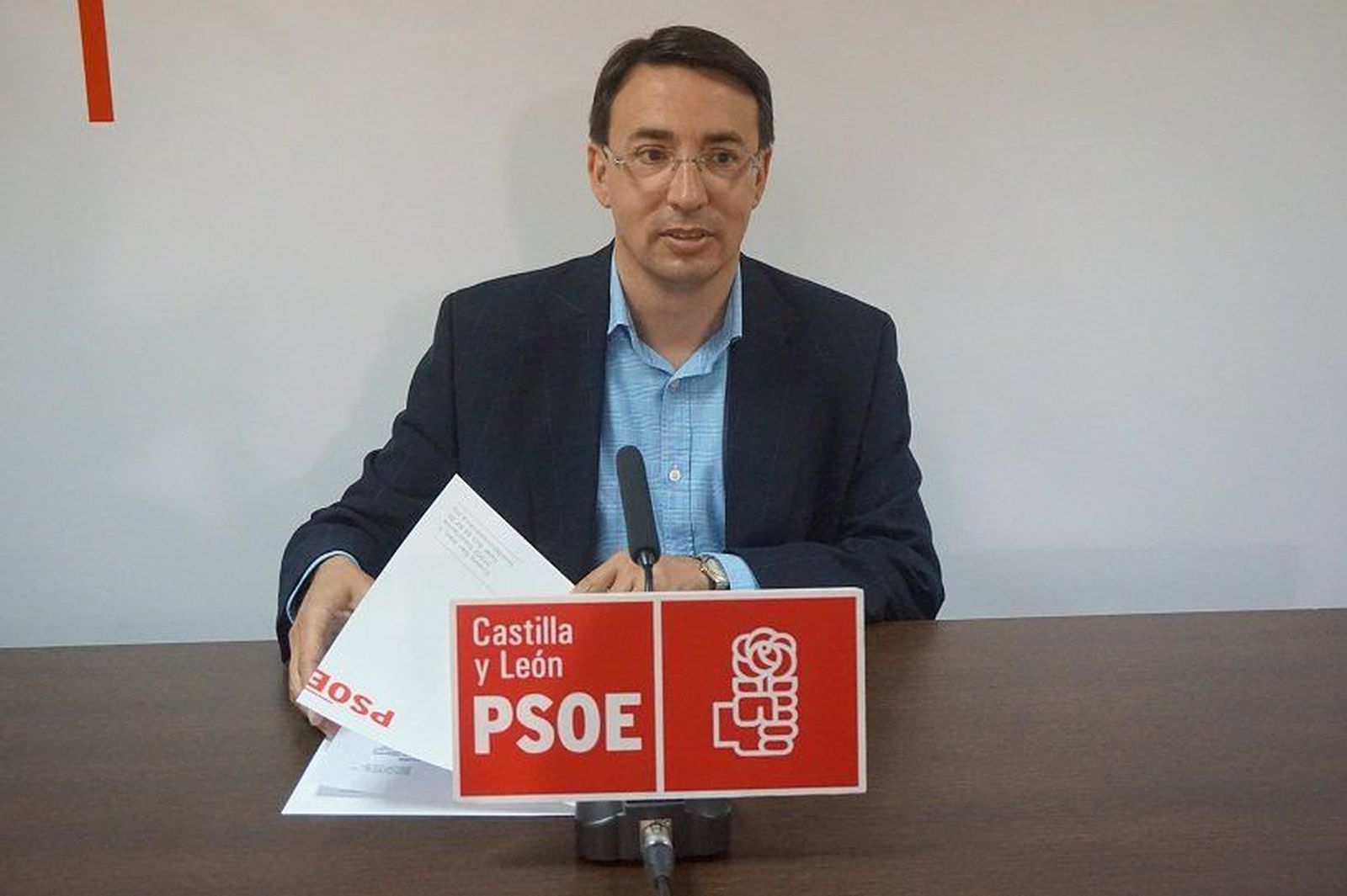 El PSOE critica “los olvidos” del consejero de Educación y le acusa de “autocomplaciente”