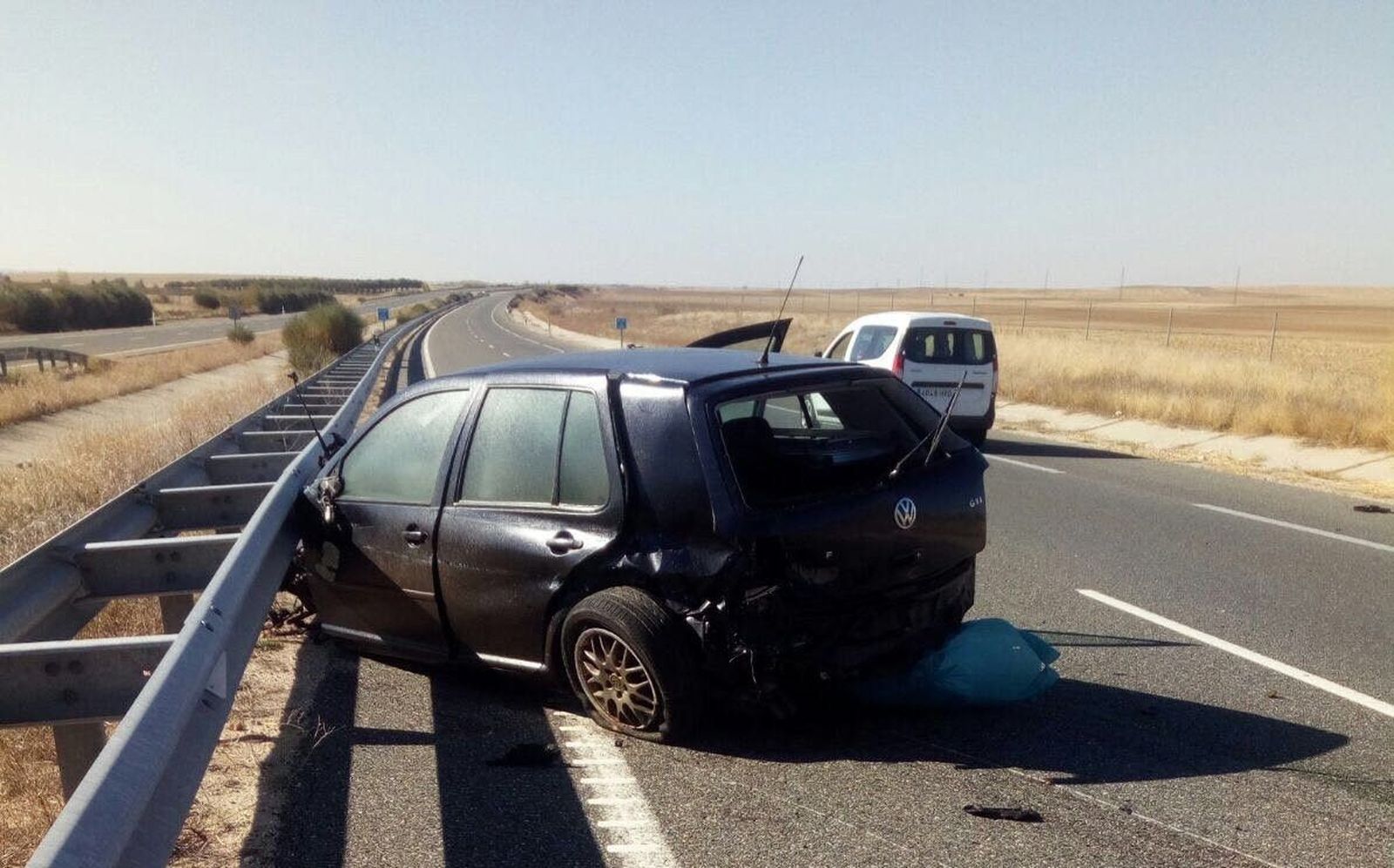 Un herido al chocar su vehículo contra la mediana en la A-50, en Villar de Gallimazo
