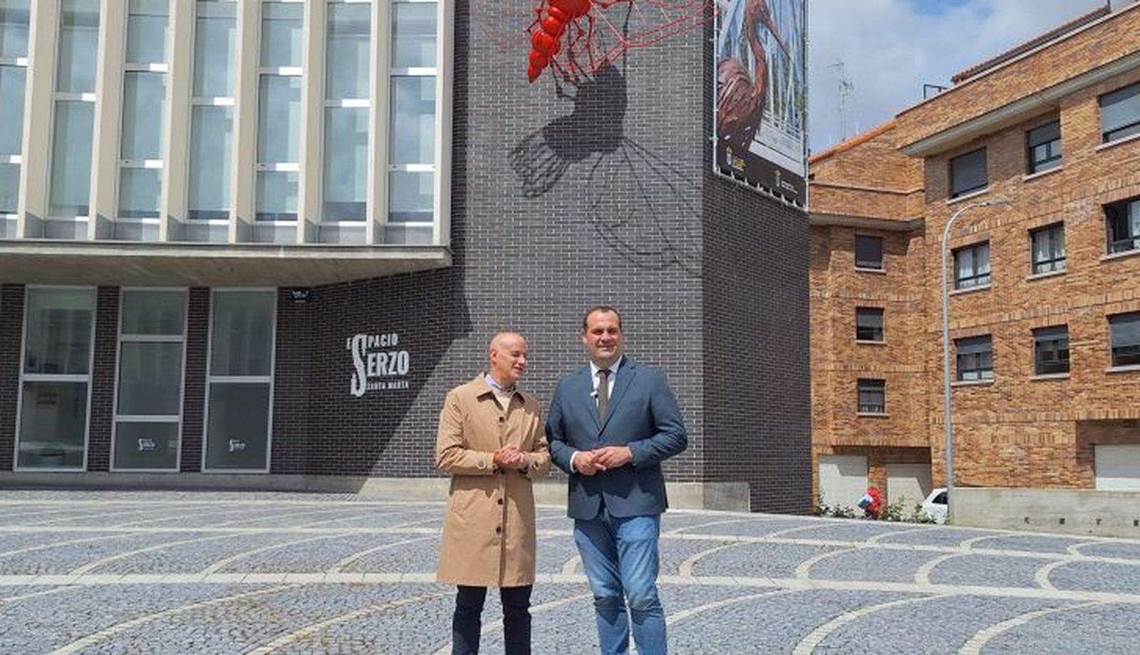 David Mingo y Juan carlos bueno junto a la mariposa en Santa MArta