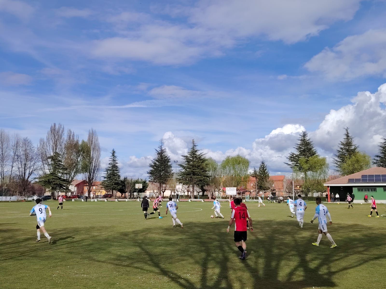 Instante del encuentro entre el CD Santa Croya y el Racing Club Benavente en la Provincial de Aficionados.