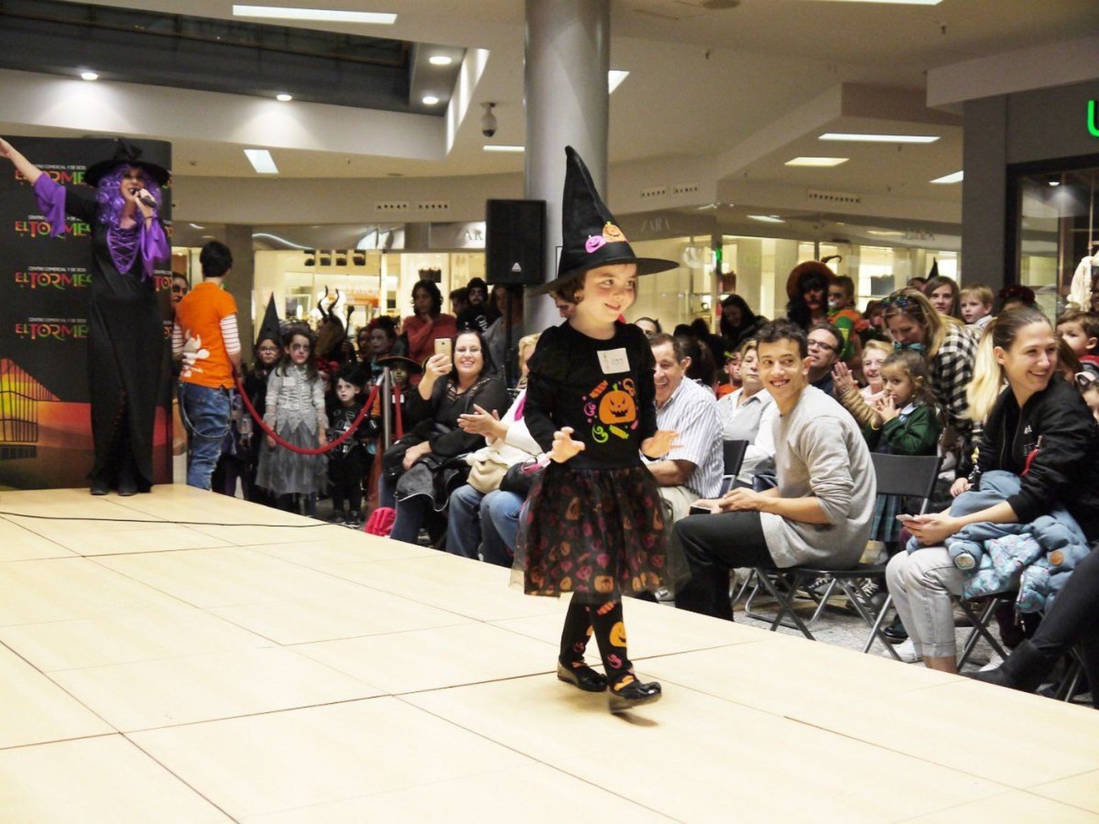 Halloween se asoma a el centro comercial El Tormes con un divertido desfile