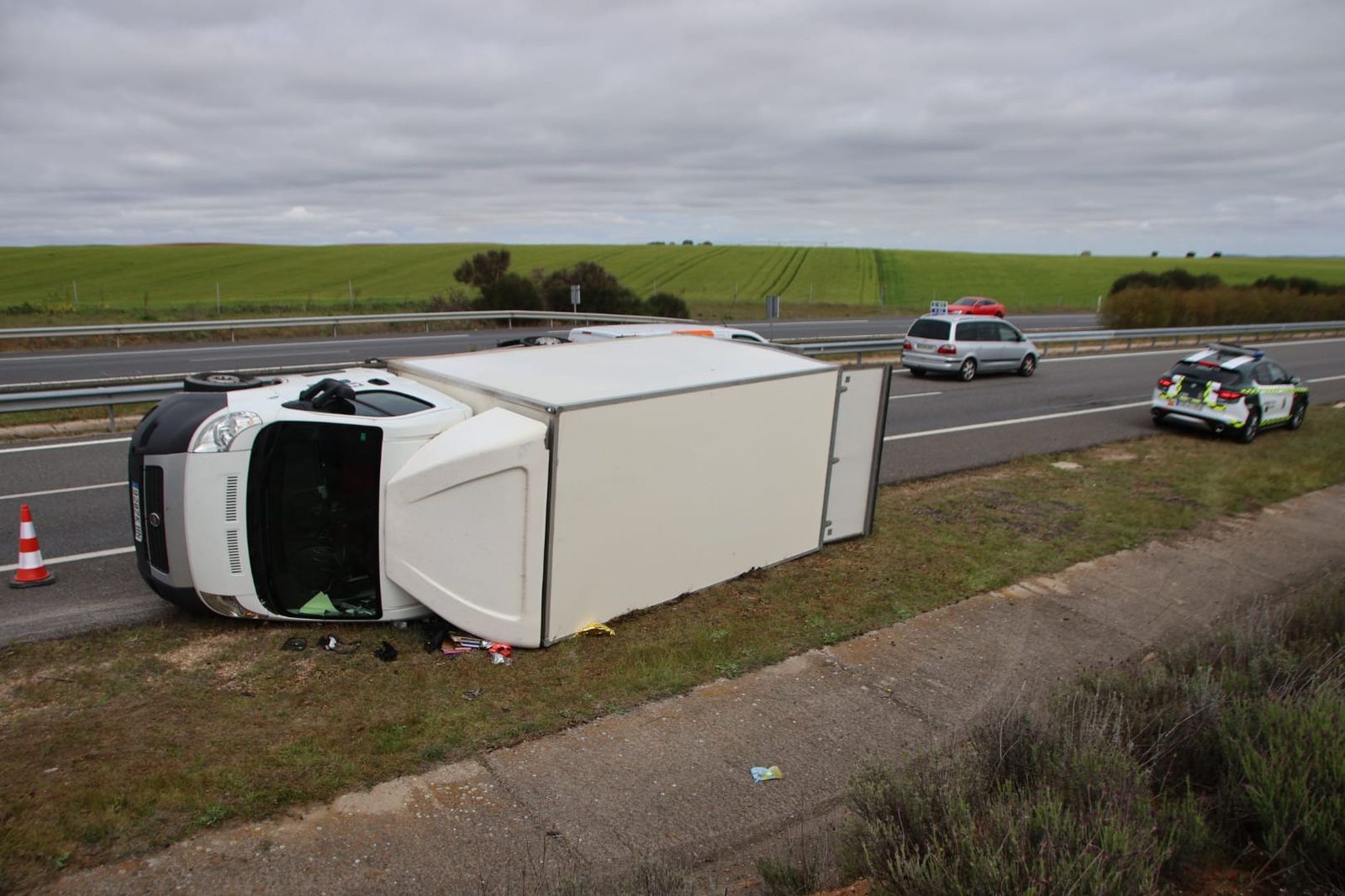 Accidente turismo y camión A-62
