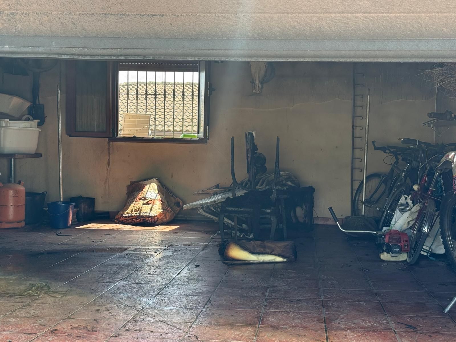 Una vivienda arde en Peralejos de Solís tras comenzar un incendio en la chimenea de la cocina