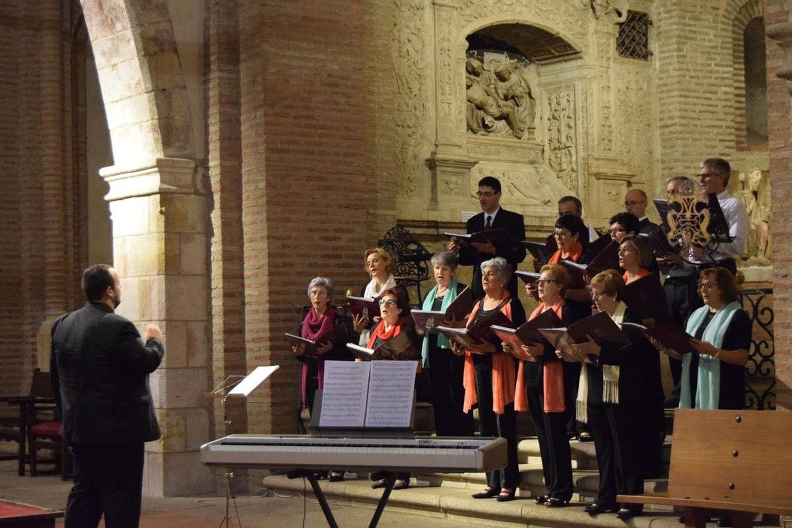 La coral albense ofrece un concierto ante amigos y familiares en Alba de Tormes