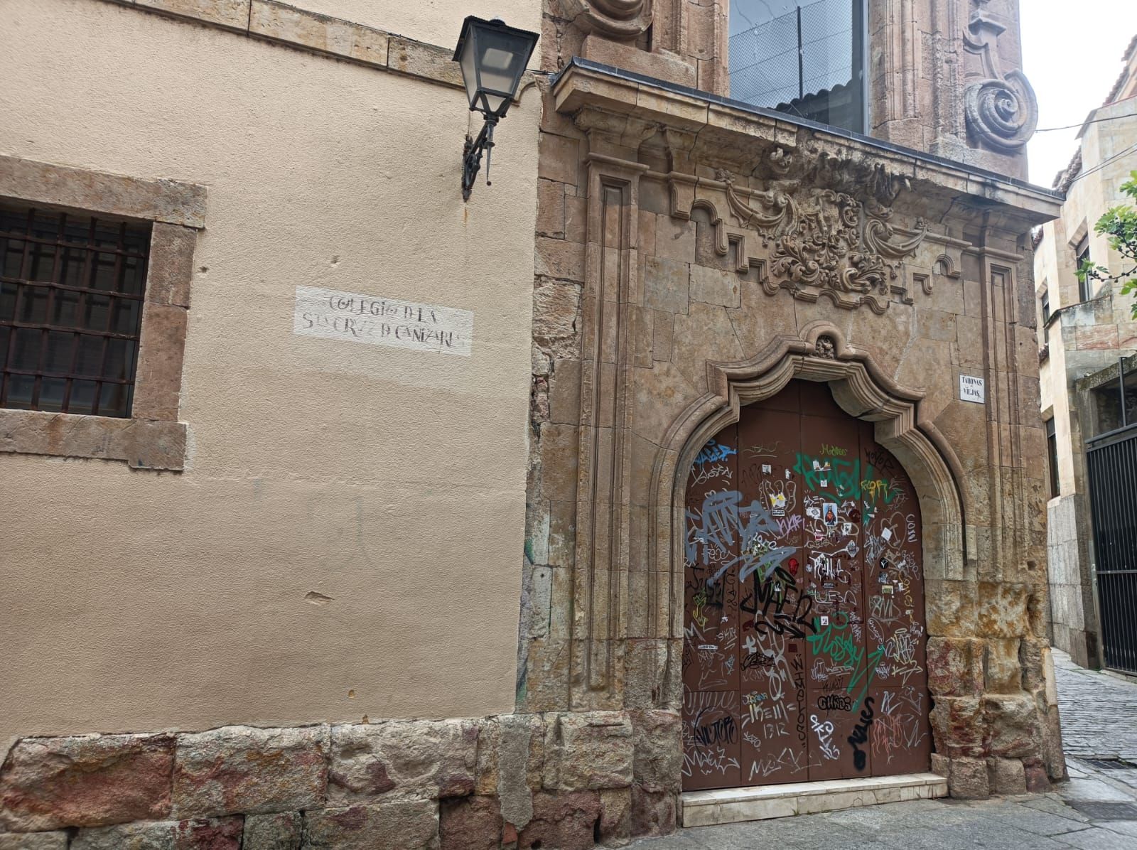 Pintadas y pegatinas pegadas en la fachada del Conservatorio Profesional de Música ubicado en la calle Tahonas Viejas