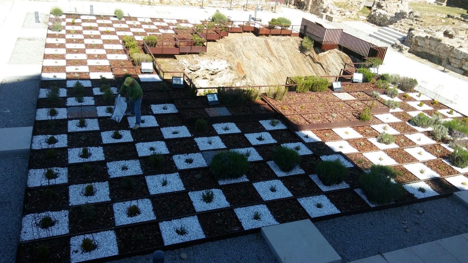 El Castillo de los Duques de Alba luce un nuevo ‘ajedrez’