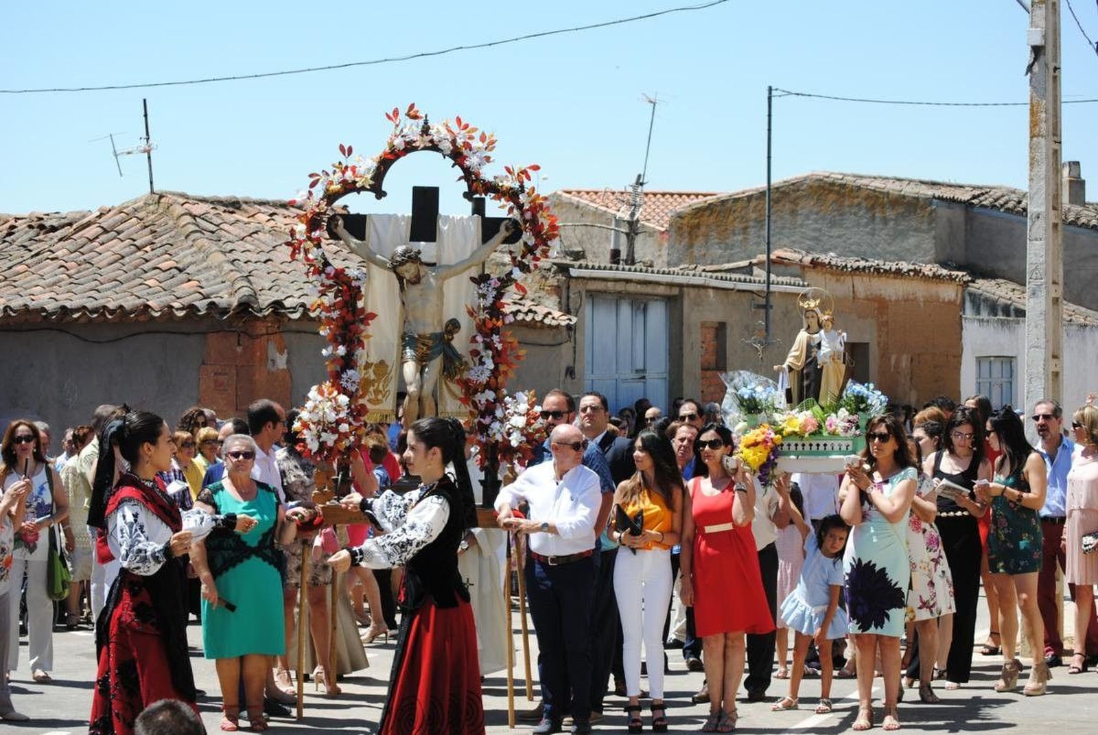 Procesión y vehículos clásicos centran la atención del domingo festivo en Villoruela