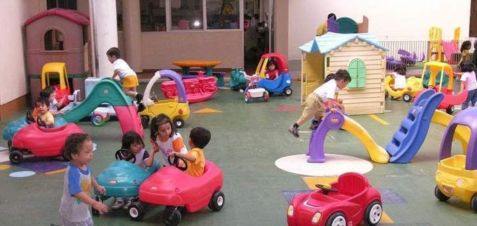 Malestar de madres y padres ante los precios y requisitos del centro de educación infantil