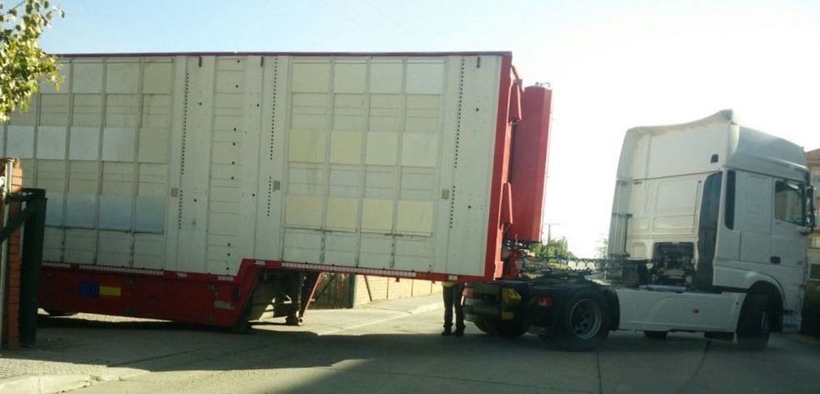 Cortado el camino de Carbajosa de la Sagrada al desengancharse el remolque de un camión