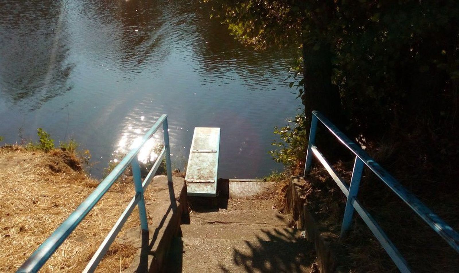 Podemos denuncia el estado del trampolín de la zona de baño 'El Vado 1'