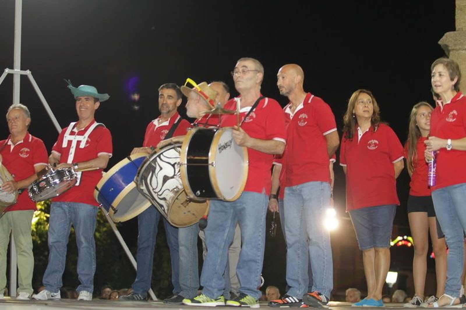 Macotera estalla en fiestas con el pregón de la peña El Bombo y la coronación de la Corte de Honor