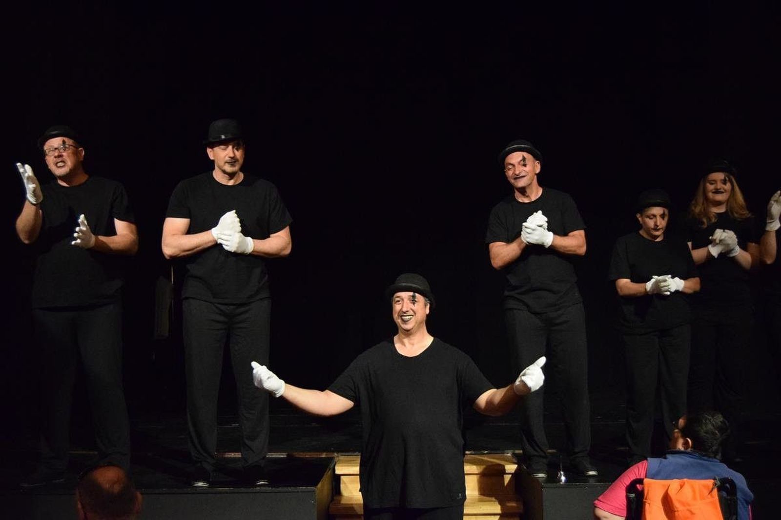 Mimos y música en directo animan la tarde albense