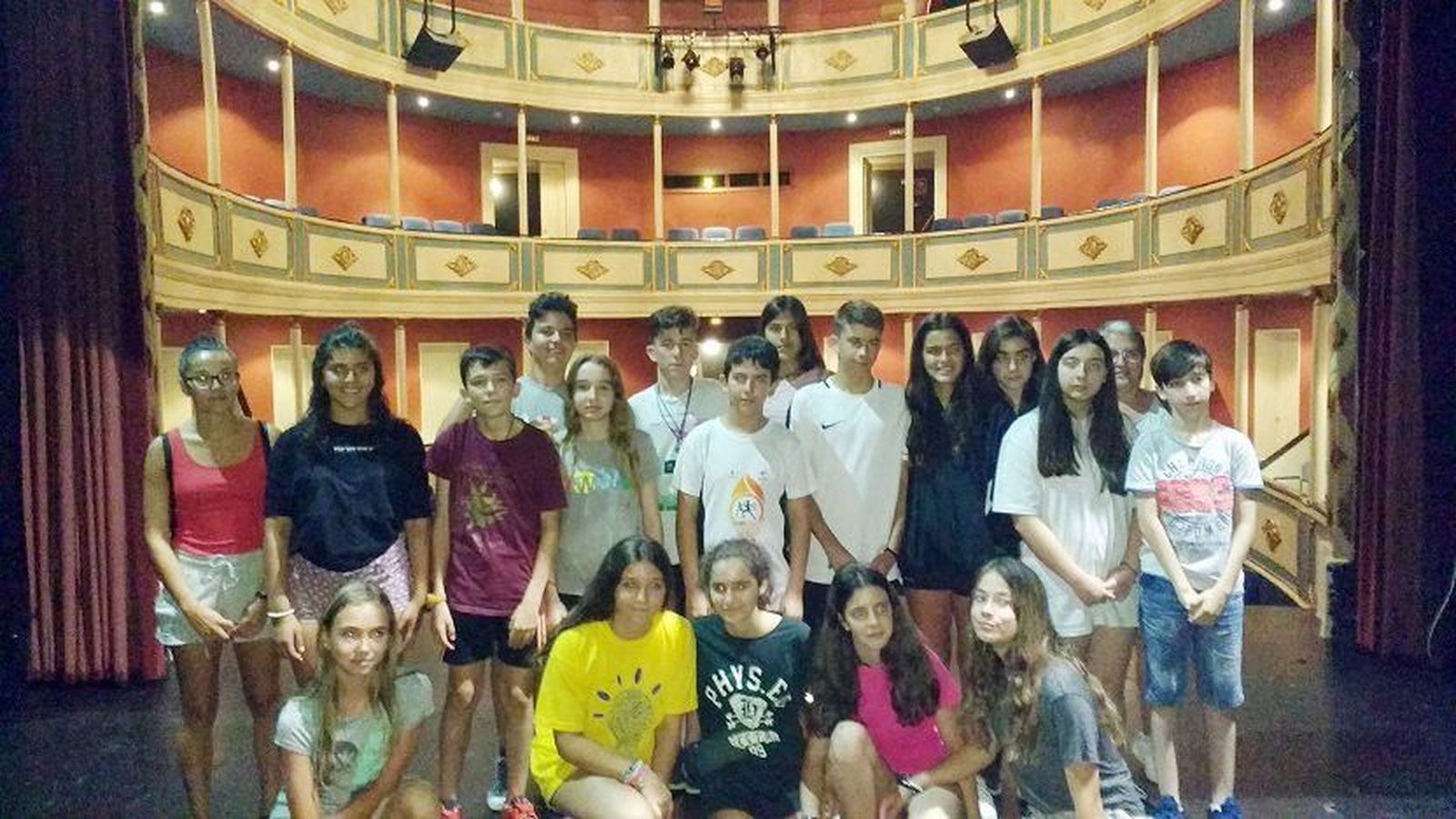 Jóvenes del Instituto de Investigaciones Científicas y Ecológicas visitan el Teatro Calderón