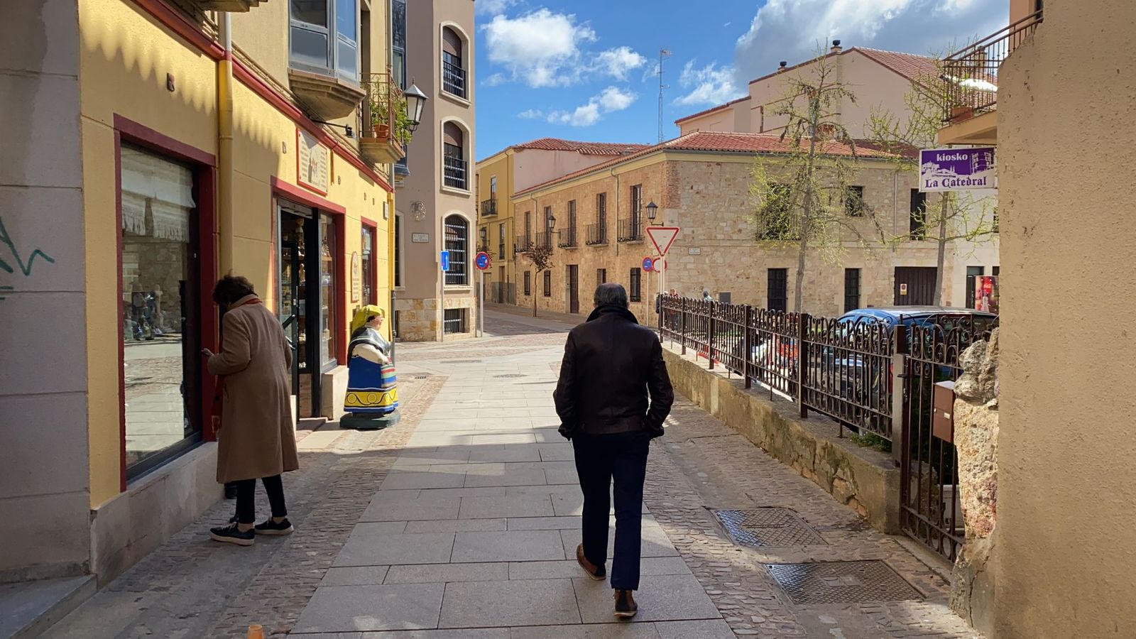 Imagen de viandantes en el Casco Antiguo de Zamora Foto M.L