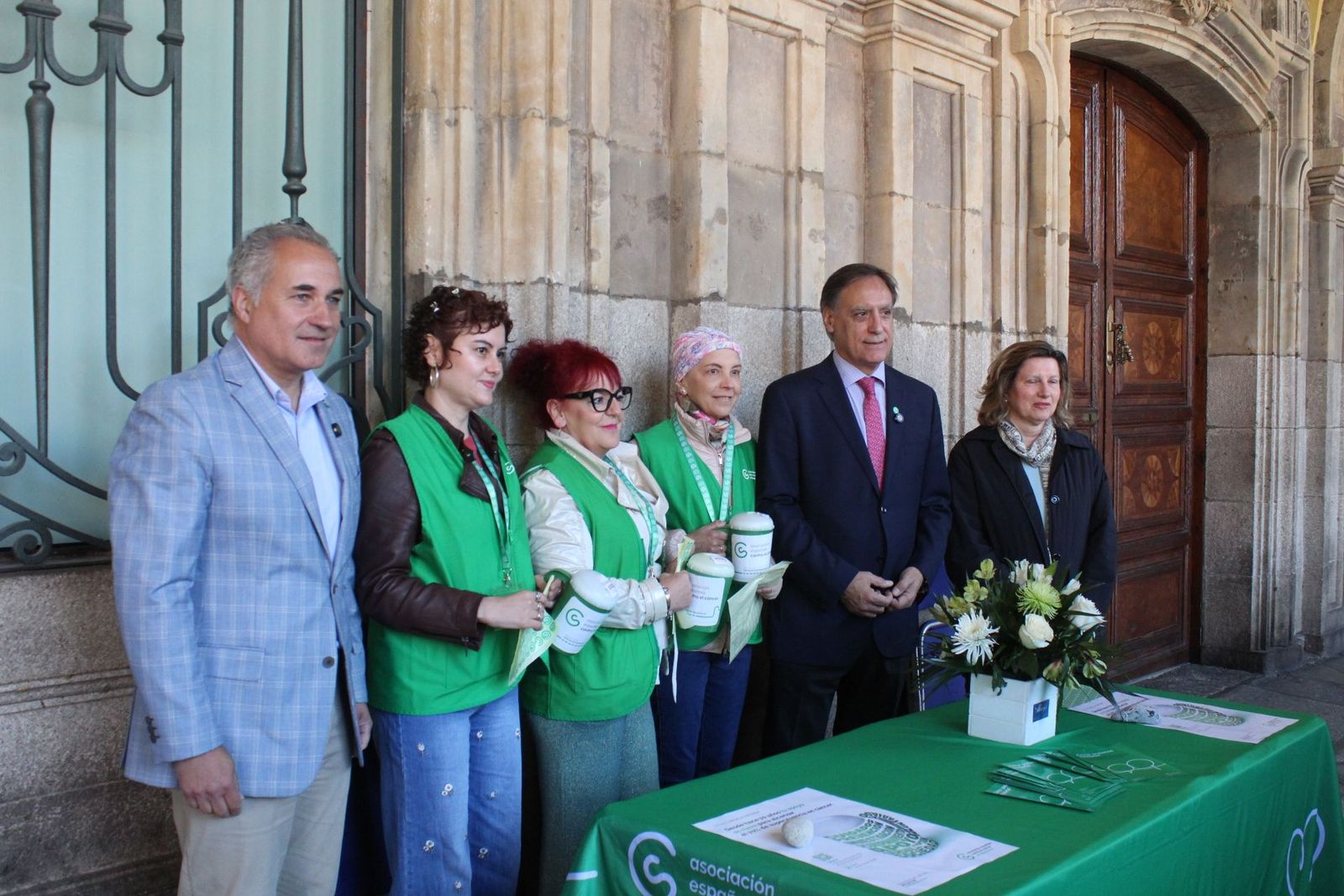 El alcalde de Salamanca, Carlos García Carbayo, junto al presidente de la Asociación Española contra el Cáncer en Salamanca, Ángel Losada, participa en el Día de la Cuestación 2025