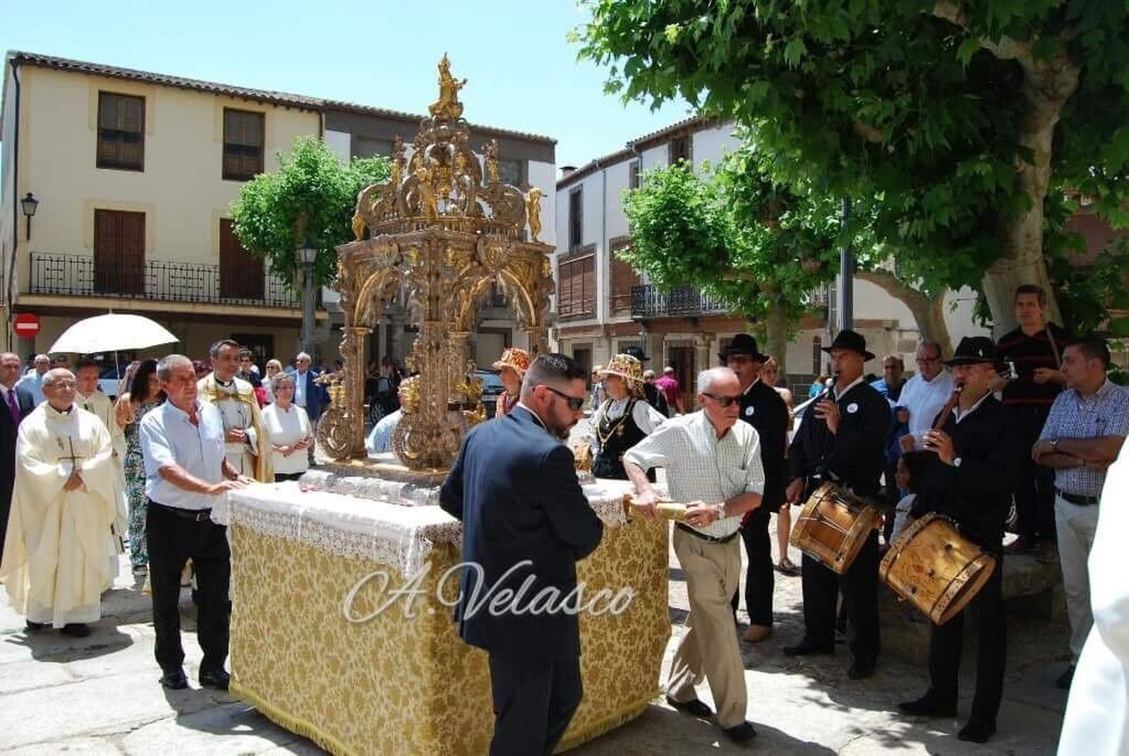 La procesión del santísimo vuelve a emocionar recorriendo las calles de Ledesma