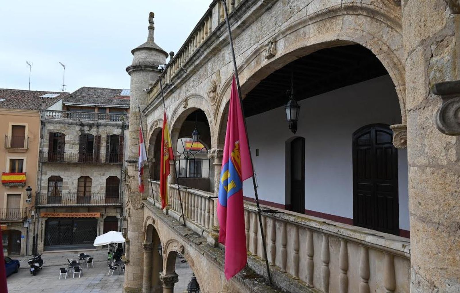 Banderas a media asta en el ayuntamiento de Ciudad Rodrigo por la muerte del papa Francisco. Foto Ayto. Ciudad Rodrigo