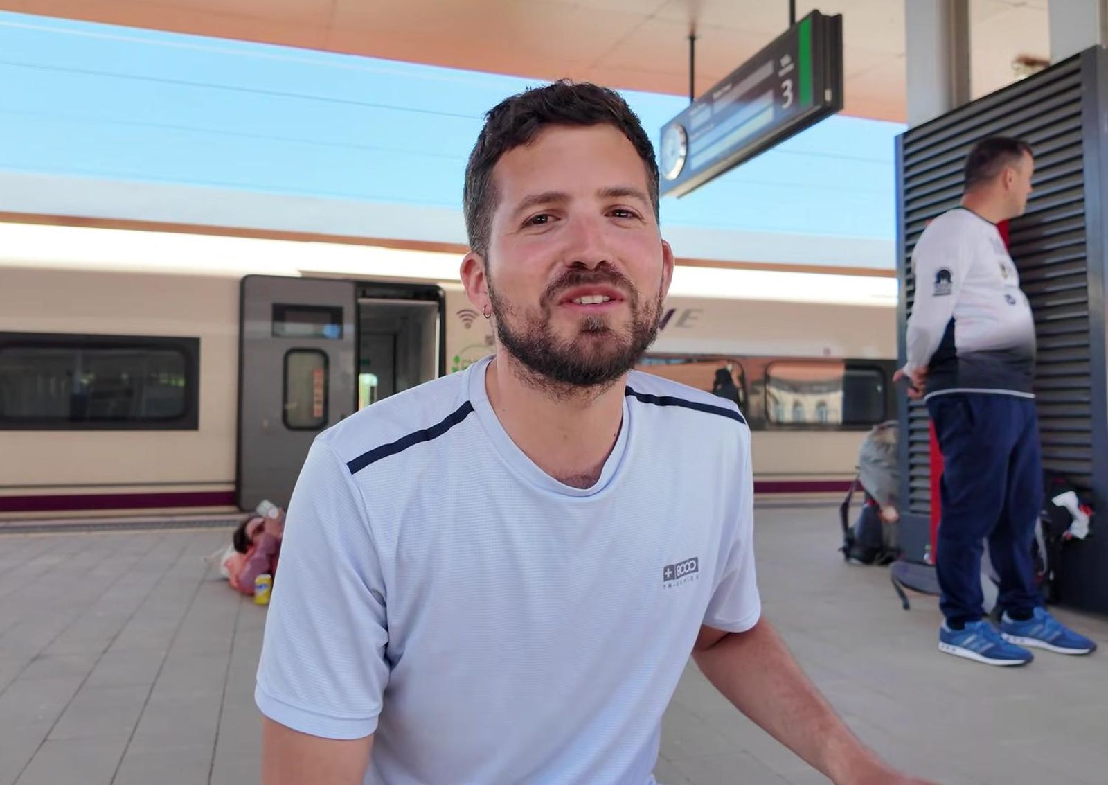 El youtuber Kikillo, en la estación de Zamora tras ser desalojado del tren con destino a Madrid