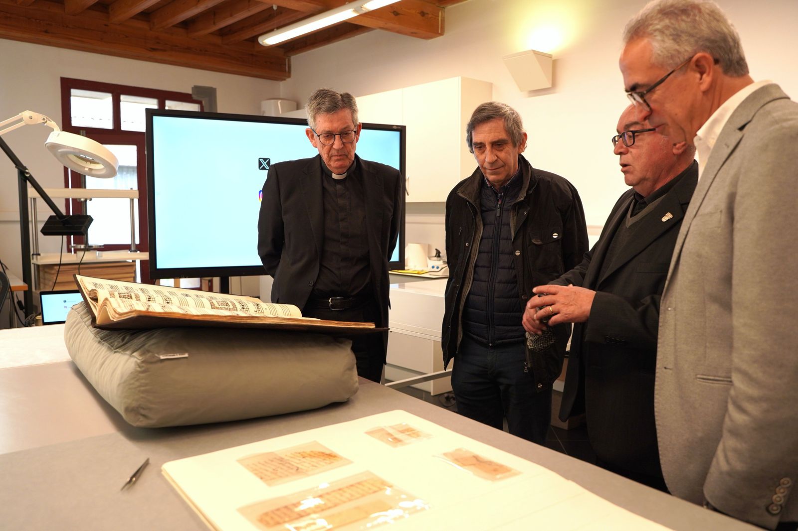 El rector de la UPSA entrega al deán del Cabildo de la Catedral un cantoral restaurado de Sebastián de Vivanco, datado en 1608