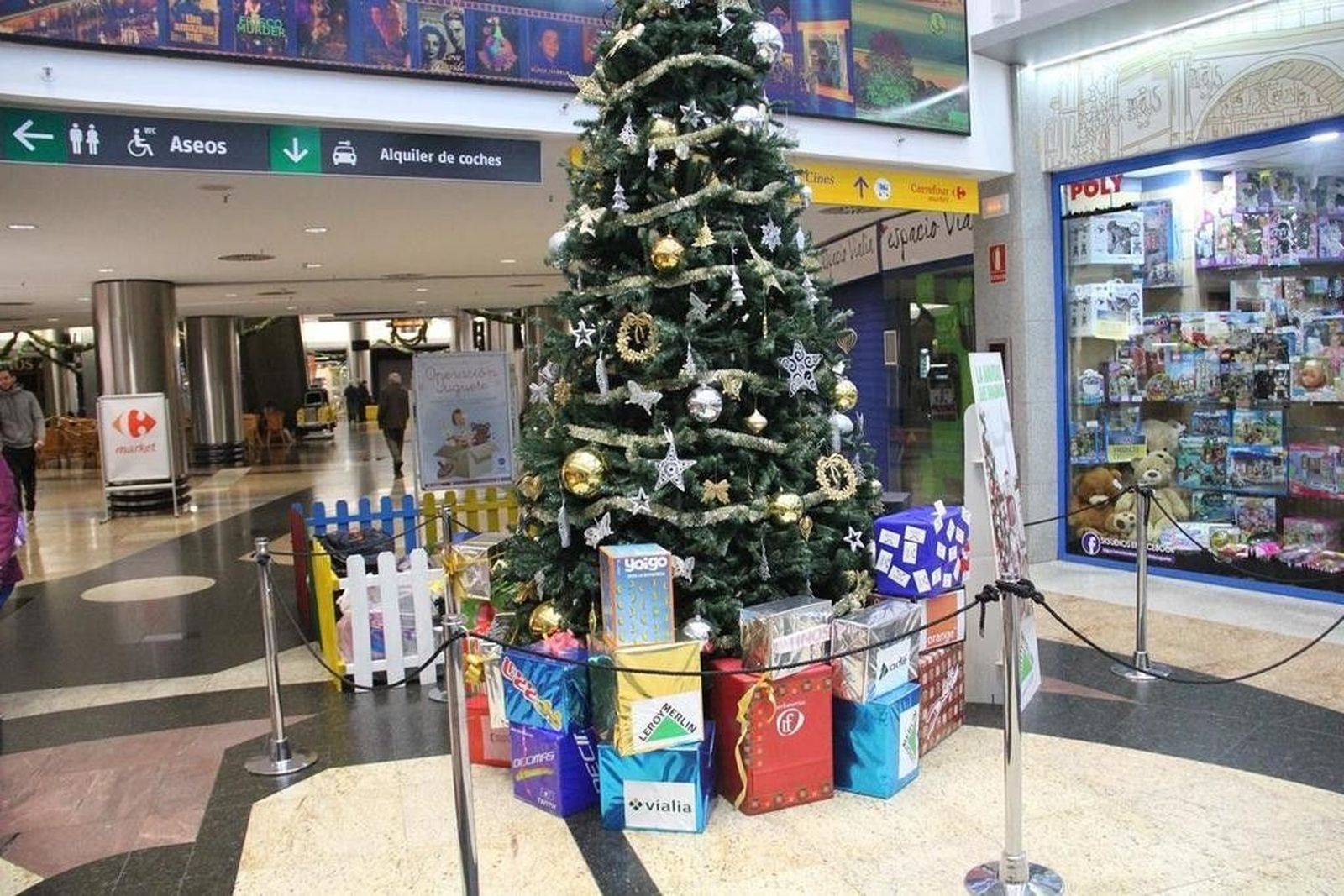 Recogida de juguetes en el centro comercial Vialia