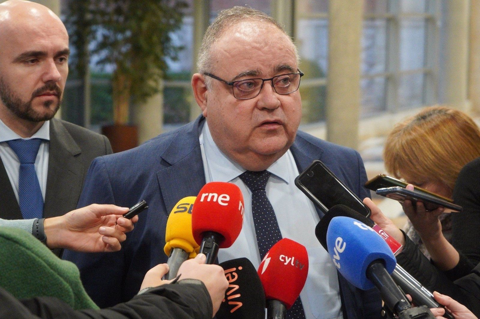 Archivo - Alejandro Vázquez atiende a los medios de comunicación. - JCYL - Archivo