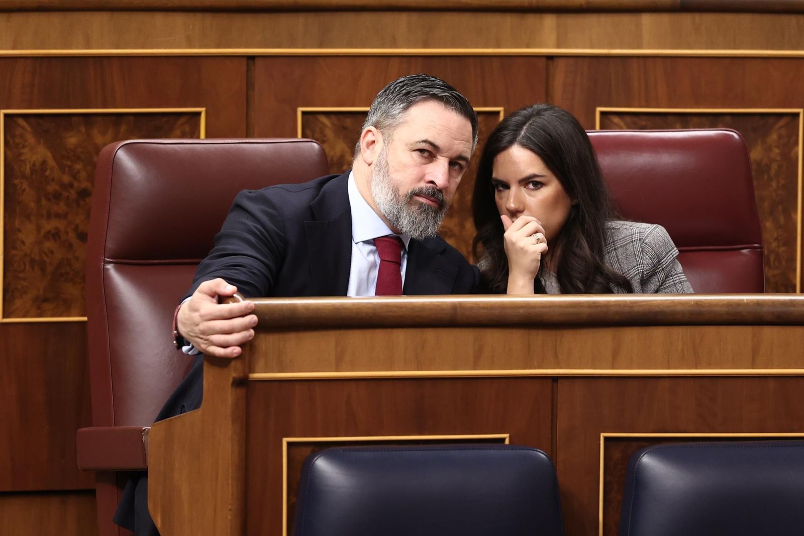 El presidente de VOX, Santiago Abascal y la portavoz del partido, Pepa Millán, durante una sesión plenaria en el Congreso. EP