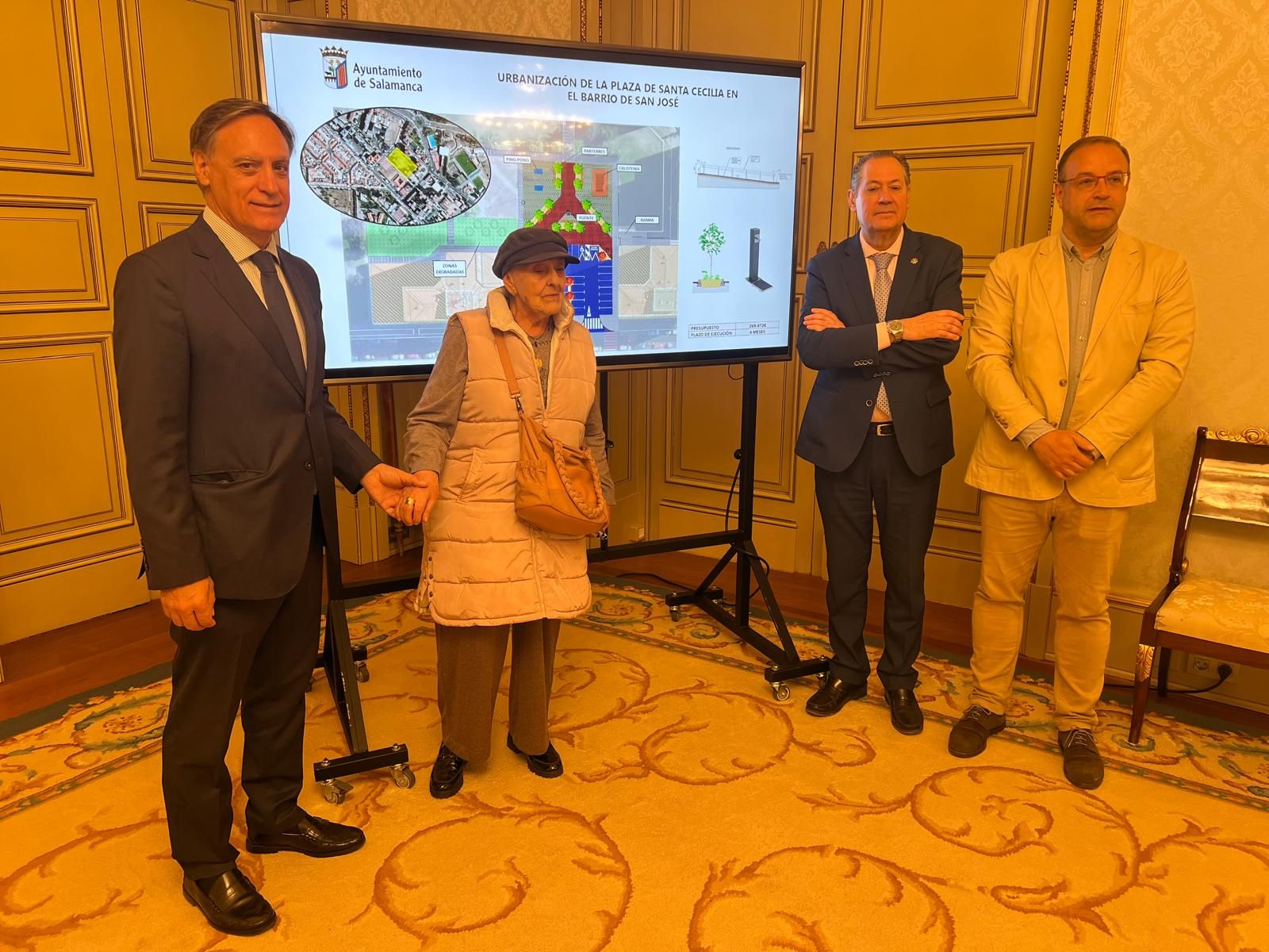 El alcalde de Salamanca, Carlos García Carbayo, presenta el proyecto de renovación de la plaza de Santa Cecilia