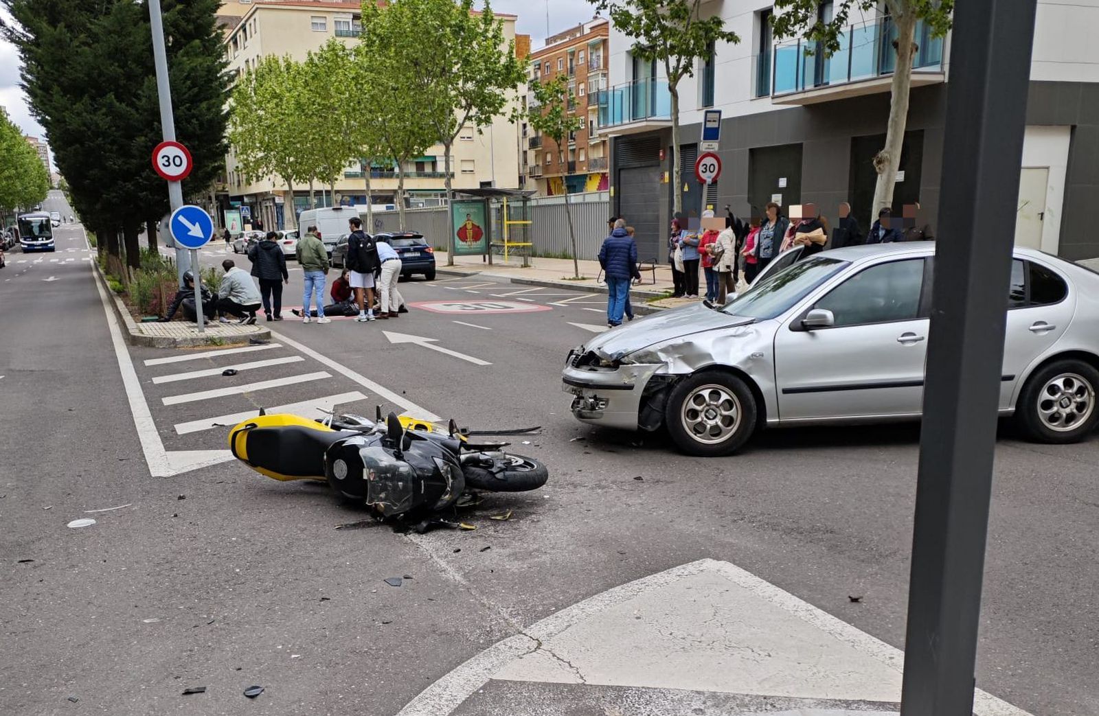 Aparatosa colisión entre una moto y un coche, con una mujer herida grave en la avenida de Alfonso IX