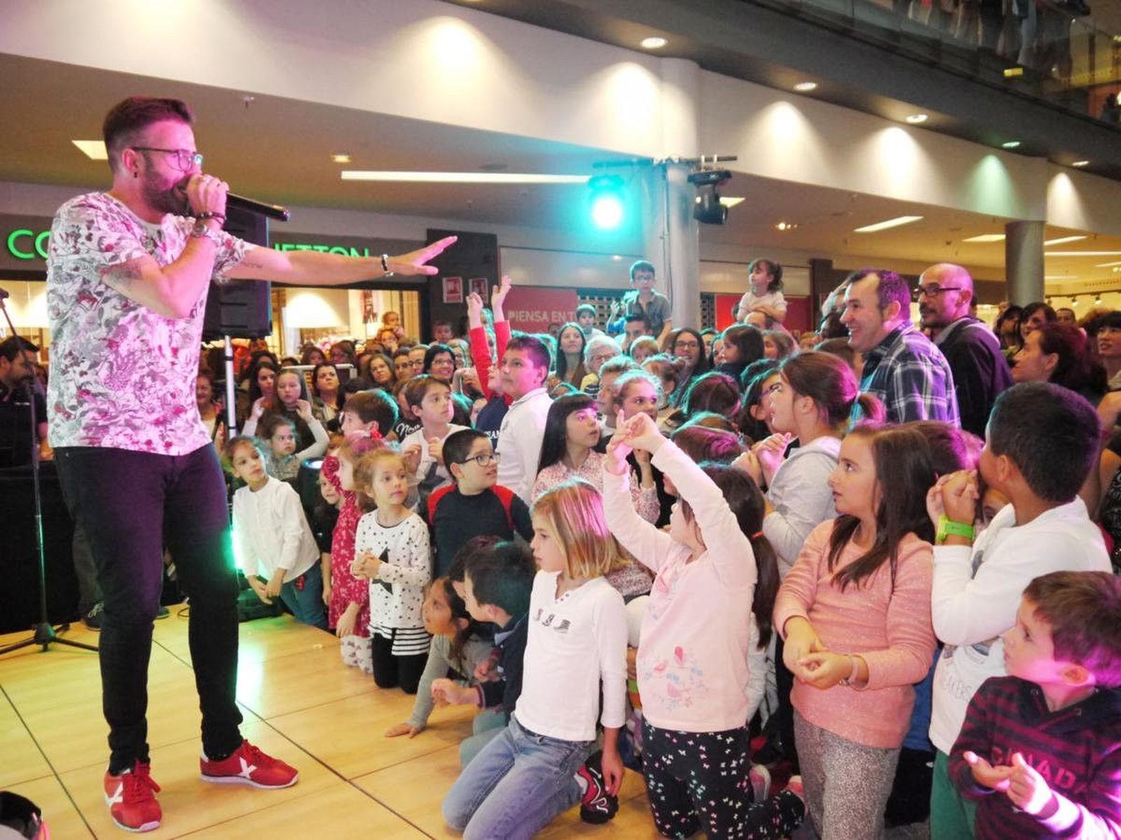 Jimeno y los niños en centro comercial El Tormes