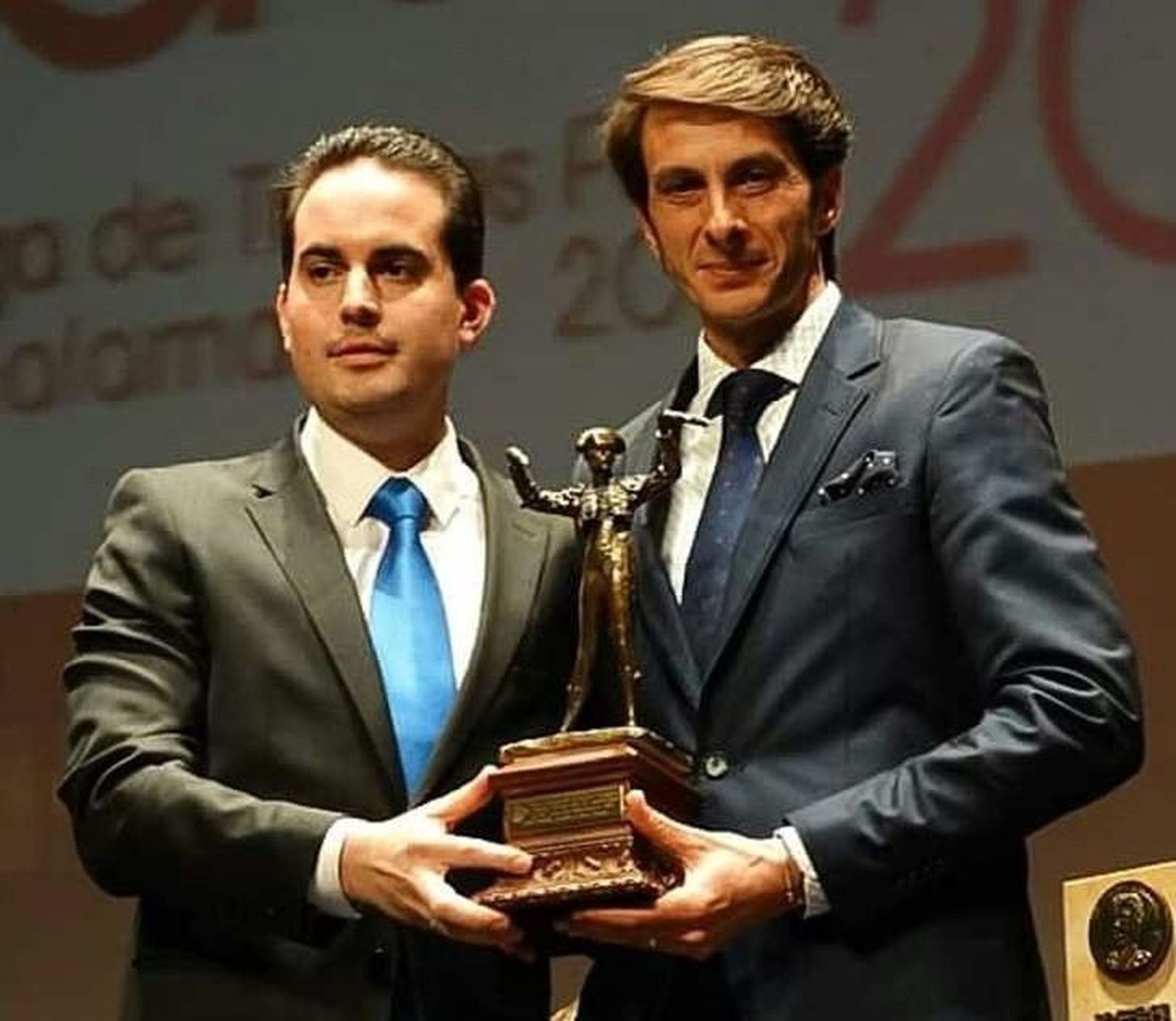 La Peña Albero Charro concede a Miguel Martín su premio al mejor par de banderillas de la Feria de Salamanca