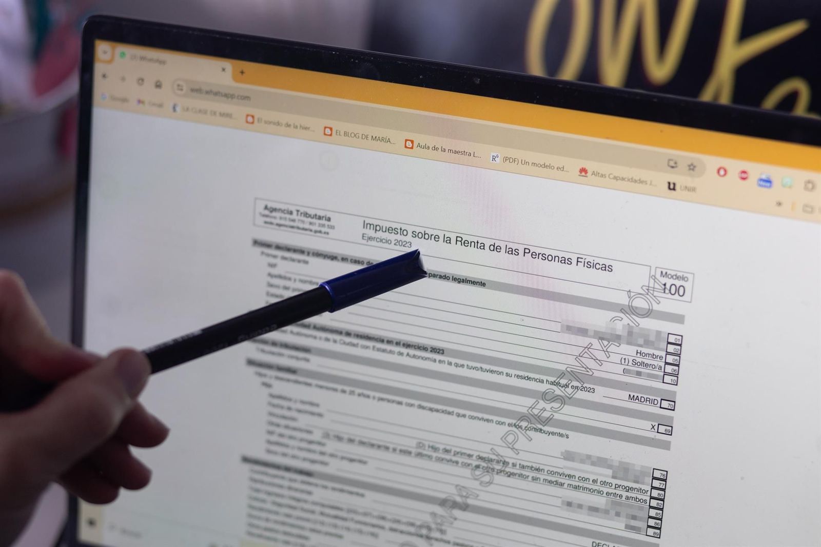 Una persona hace la declaración de la renta en un ordenador   Eduardo Parra   Europa Press   Archivo