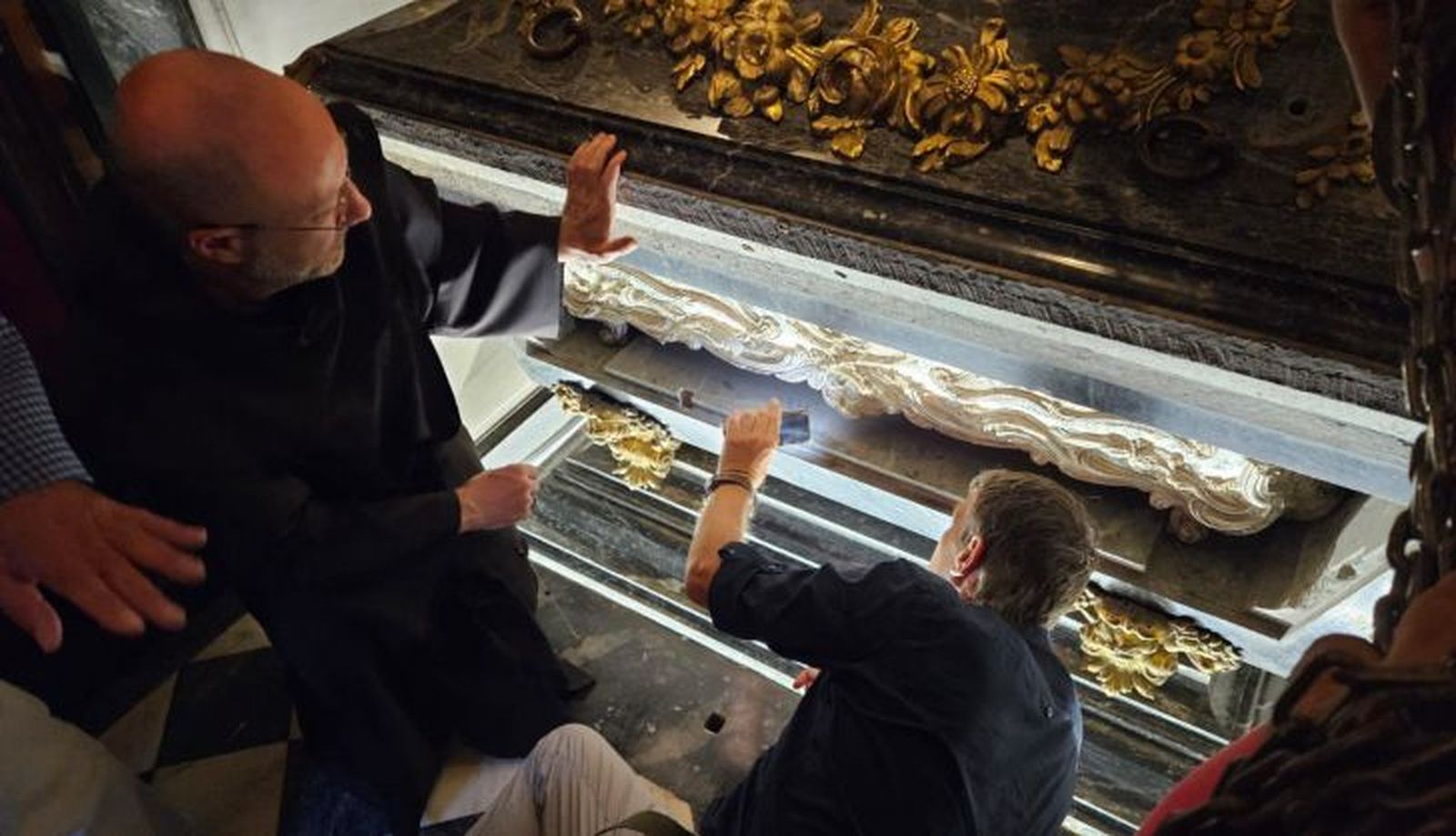 Apertura del sepulcro de Santa Teresa de Jesús