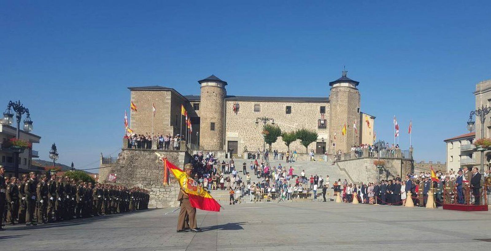 Acto de jura de bandera en la Plaza Mayor de Béjar