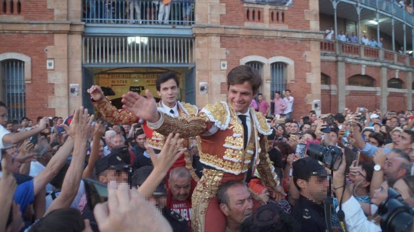 Juan del Álamo y El Juli abren la Puerta Grande en la segunda corrida de la feria