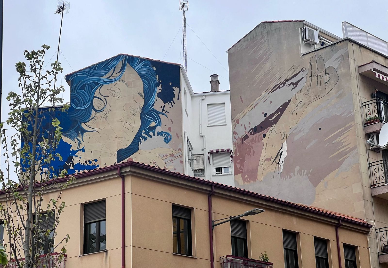 Mural de Sfhir en el Barrio del Oeste